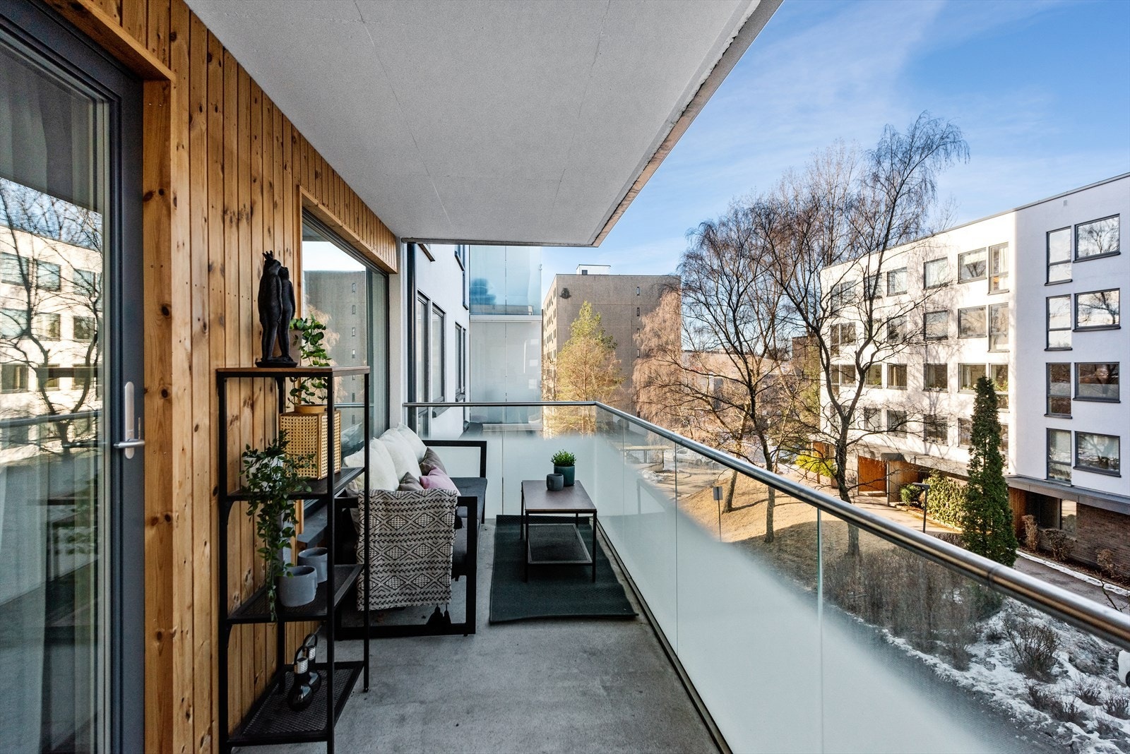 Fasade og balkong ble pusset opp i 2020 - her kan du nyte ettermiddag- og kveldssol Galleribilde