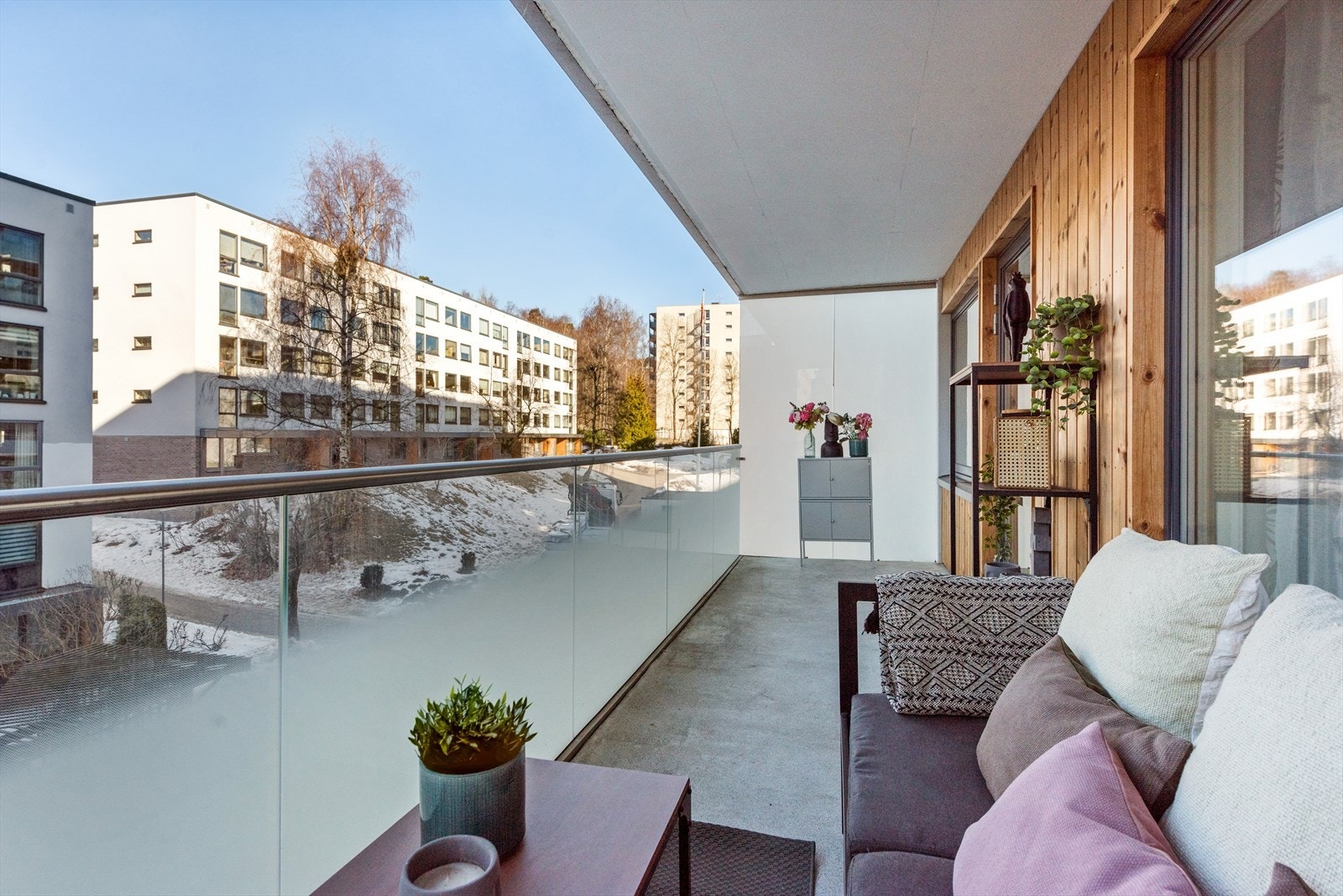 Deilig balkong på ca. 11 kvm hvor du kan nyte ettermiddag- og kveldssol Galleribilde