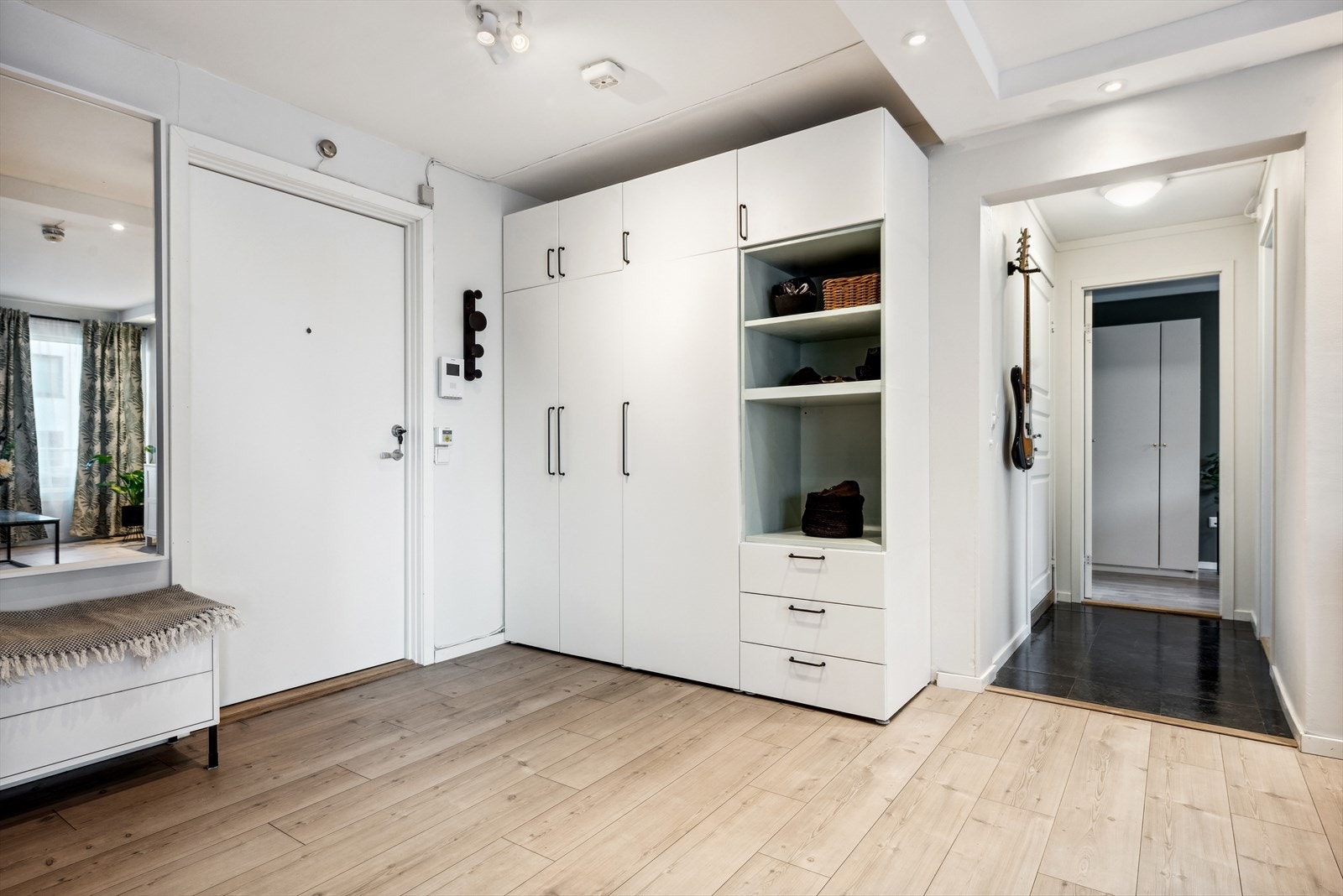 Inngangsparti med garderobeskap for enkel oppbevaring av yttertøy og diverse Galleribilde