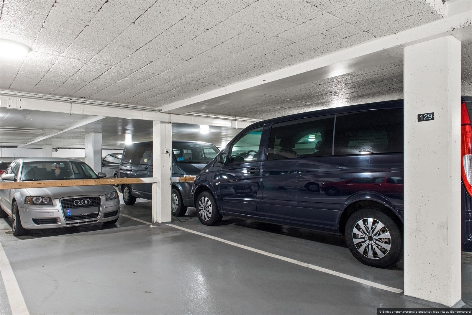Det medfølger en fast garasjeplass i lukket garasjeanlegg med mulighet for å montere ladestasjon for elbil. Galleribilde