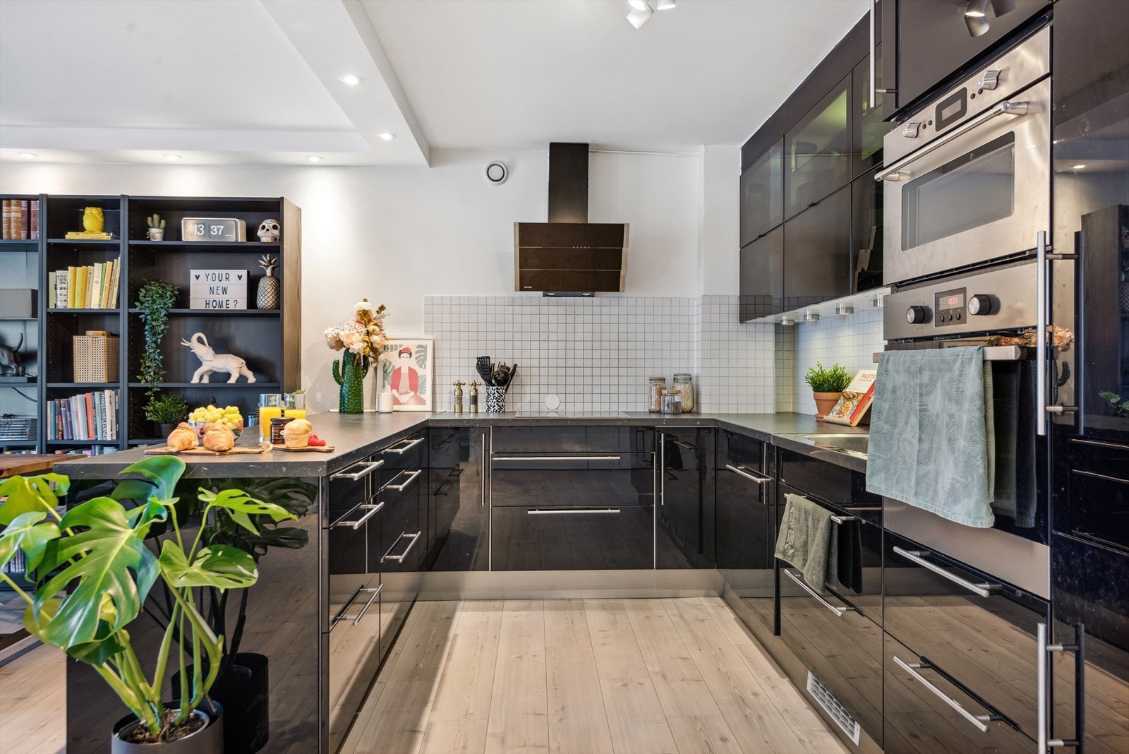 Stilrent kjøkken med integrerte hvitevarer som gir en stram og moderne finish Galleribilde