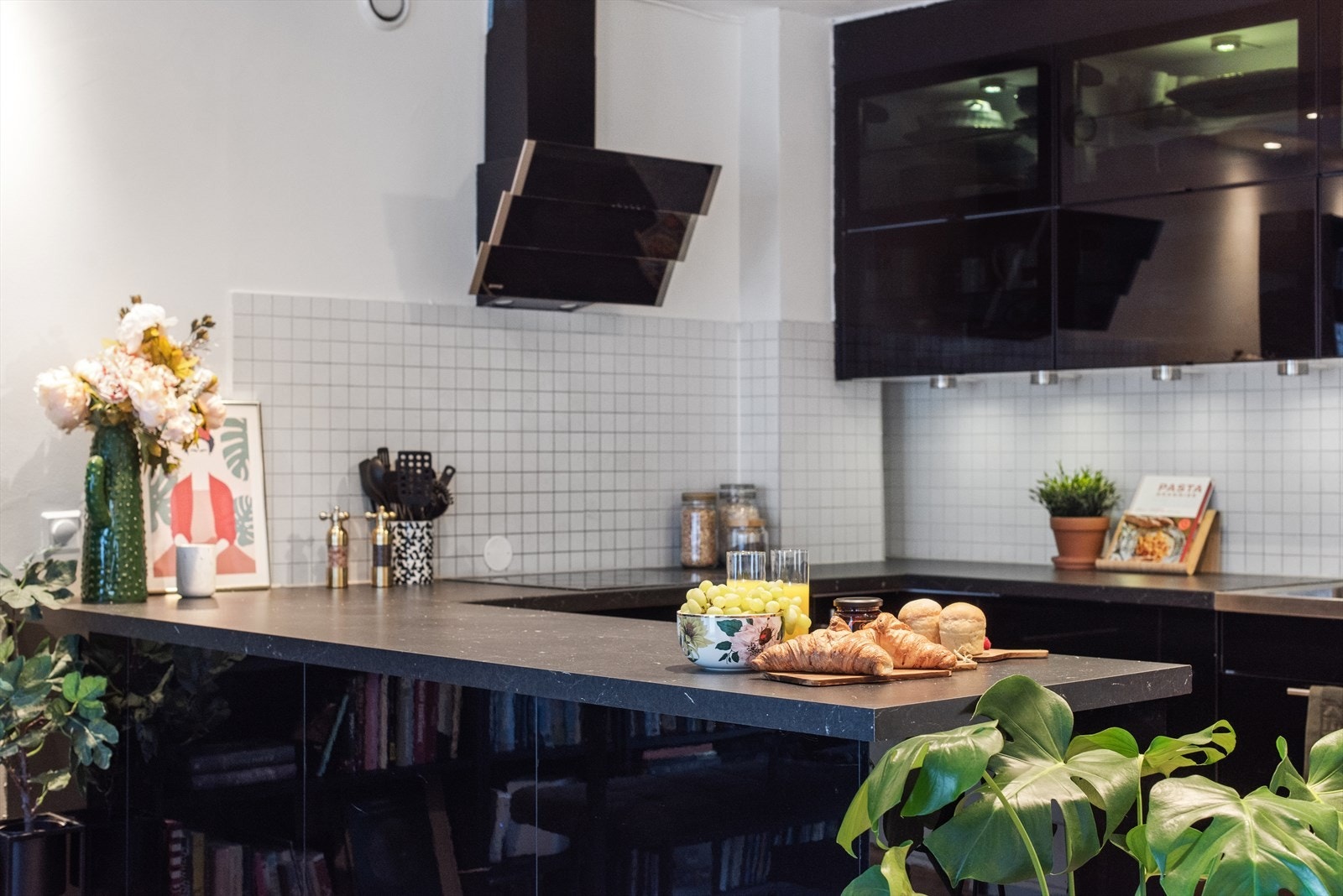 Kjøkkenet holder en meget god størrelse og har rikelig med skap- og benkeplass Galleribilde