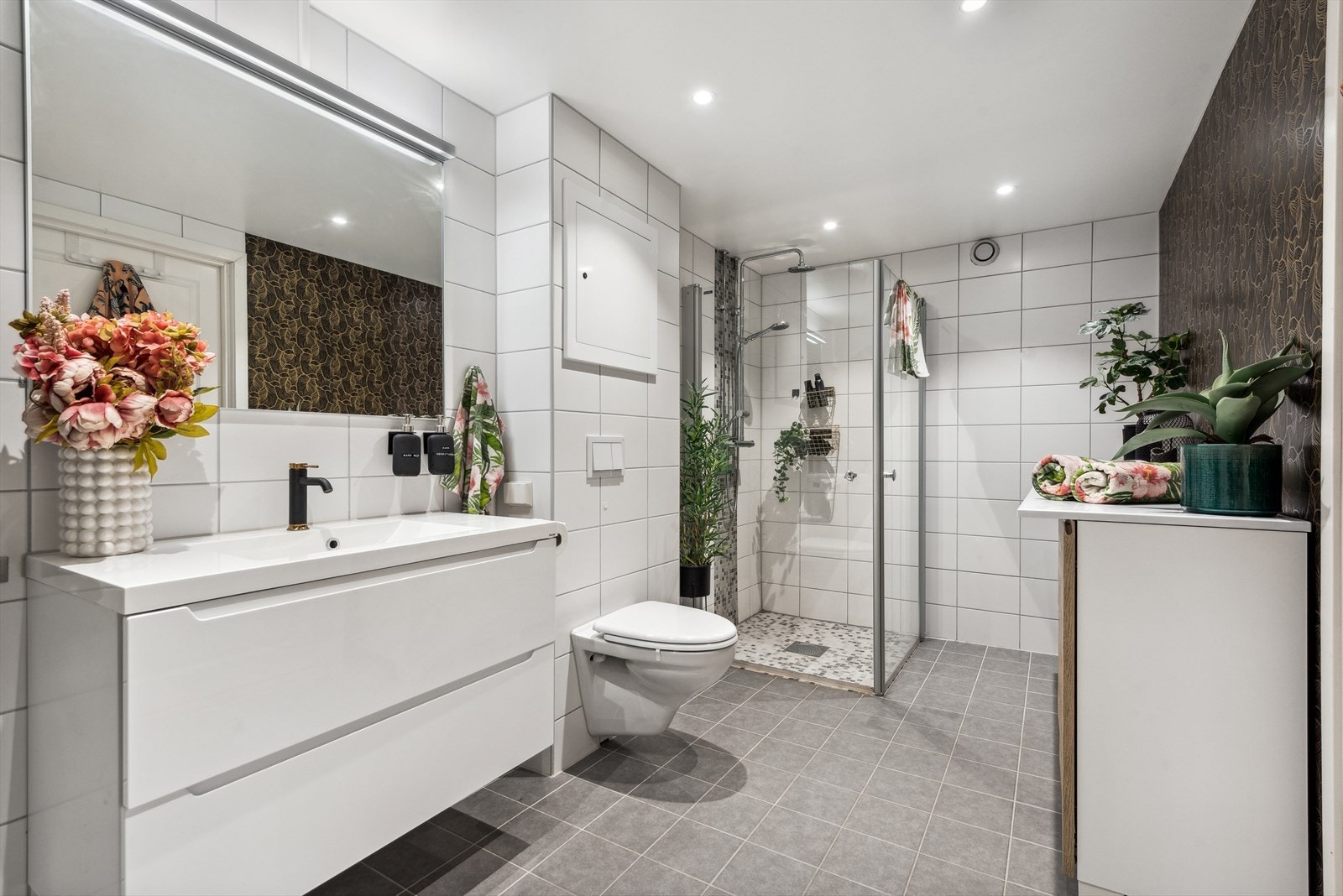 Lekkert bad fra 2018! (Folie på veggen er satt utenpå eksisterende fliser og kan lett fjernes om ønskelig) Galleribilde