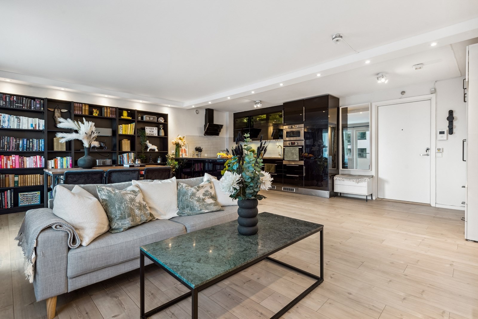 Stor og åpen stue hvor det er godt med plass til ulik møblering Galleribilde