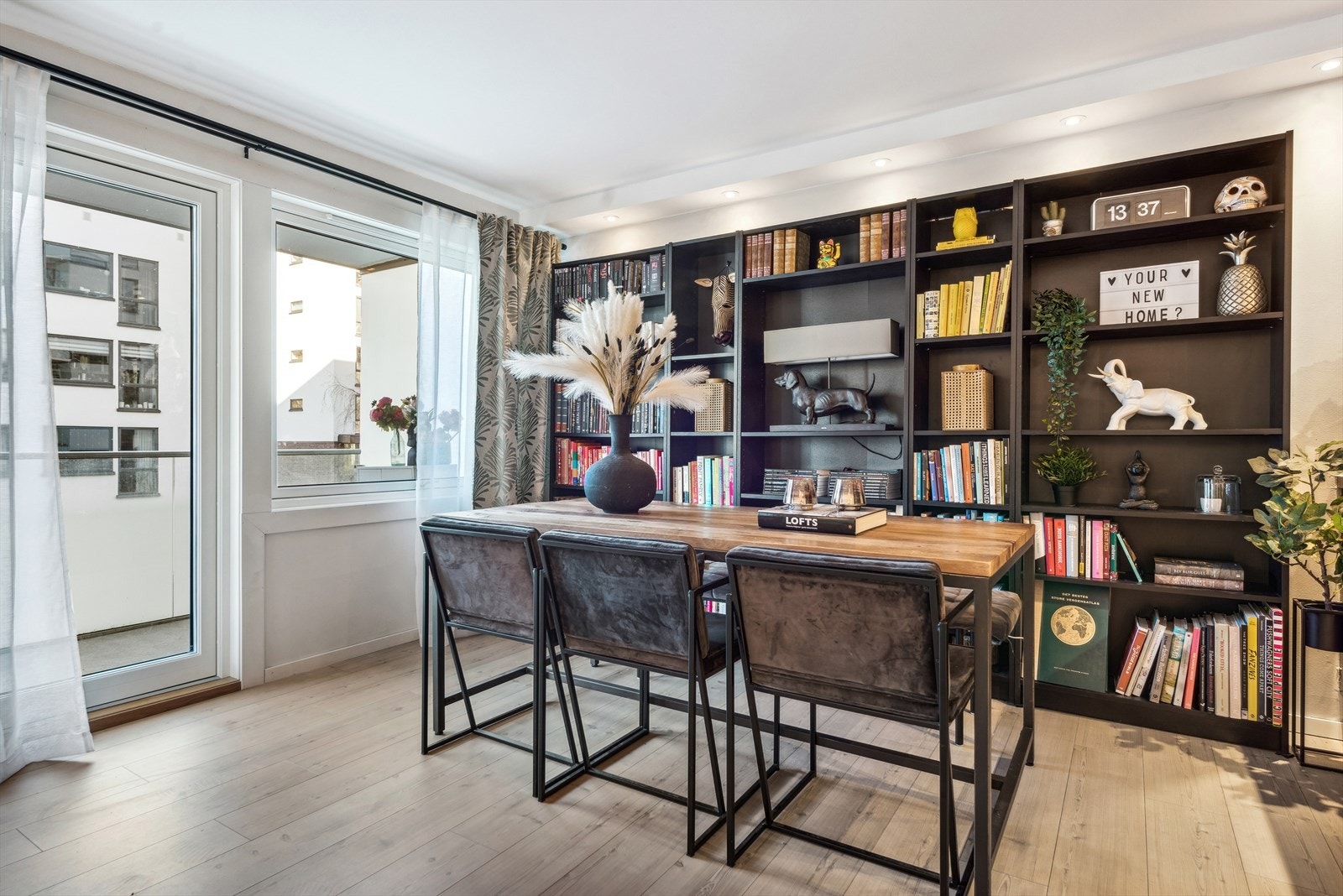 Fra spisestuen er det utgang til balkong på ca. 11 kvm med gode solforhold Galleribilde