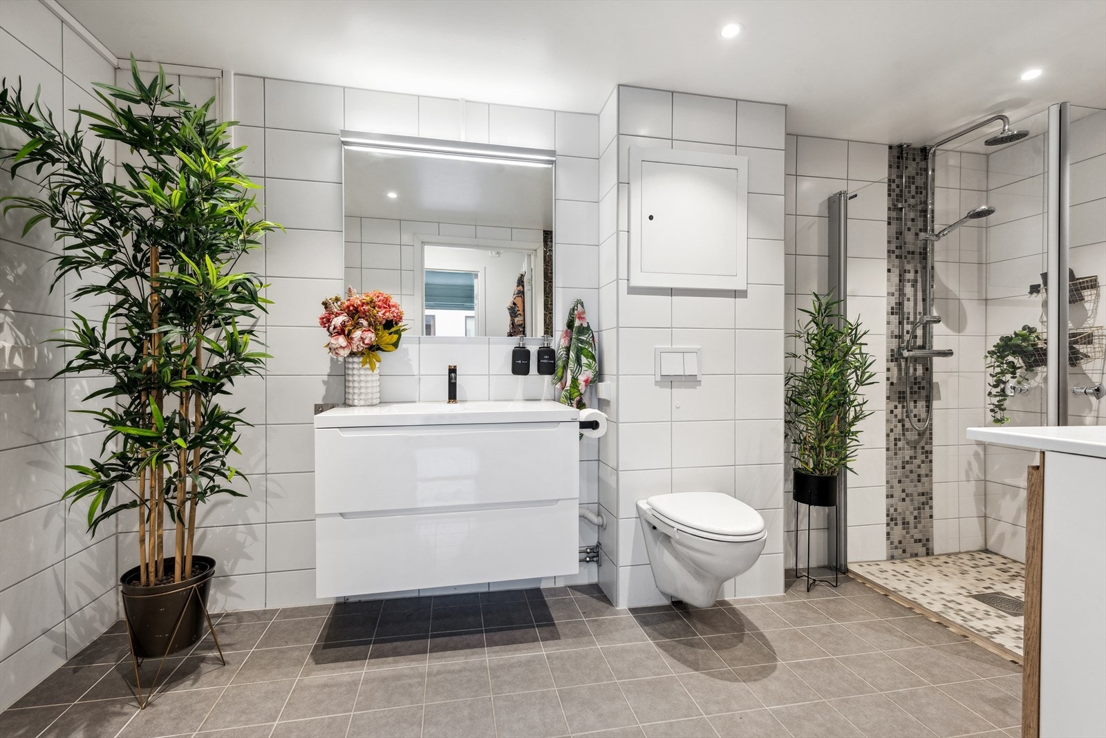 Delikat og innbydende baderom med varme i gulv Galleribilde