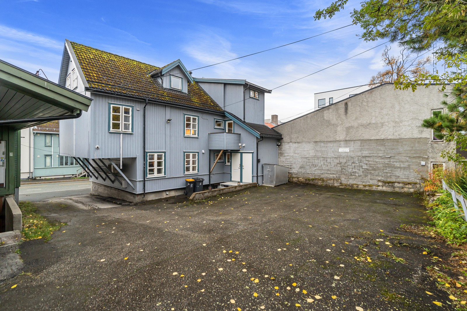 I bakgården er det parkeringsplass for 3 biler. Montert elbil-lader.
