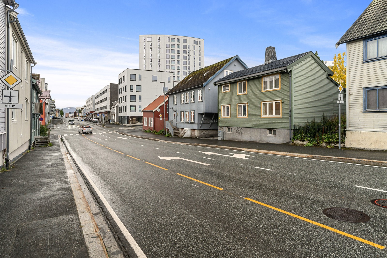 Boligen har en sentral beliggehet med kun 7 min gange fra bysentrum hvor du finner de fleste fasiliterer