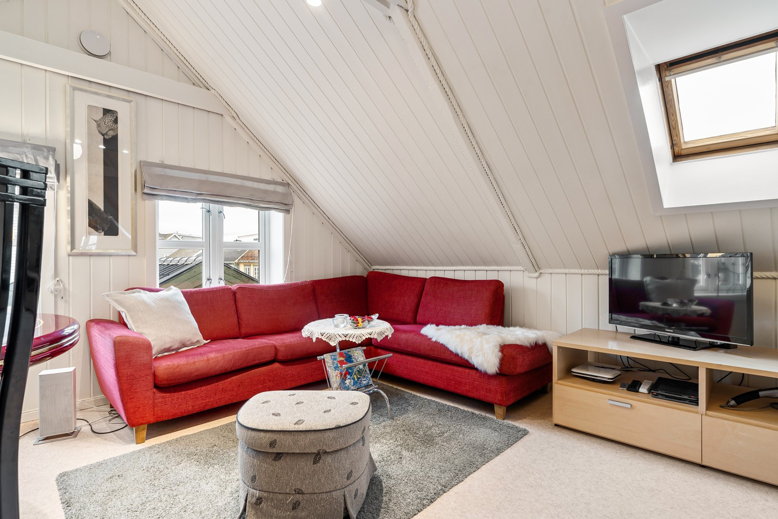 Velkommen inn! Stuen i hovedleiligheten ligger i 3. etasje og har god plass til ønsket møblement