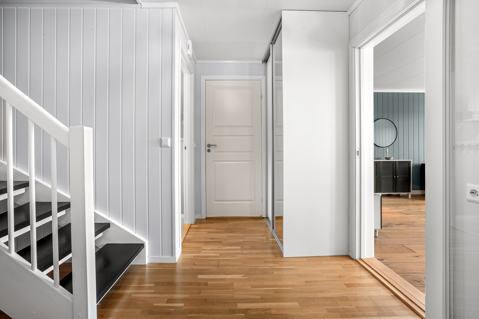 I gangen er det også en praktisk skyvedørsgarderobe