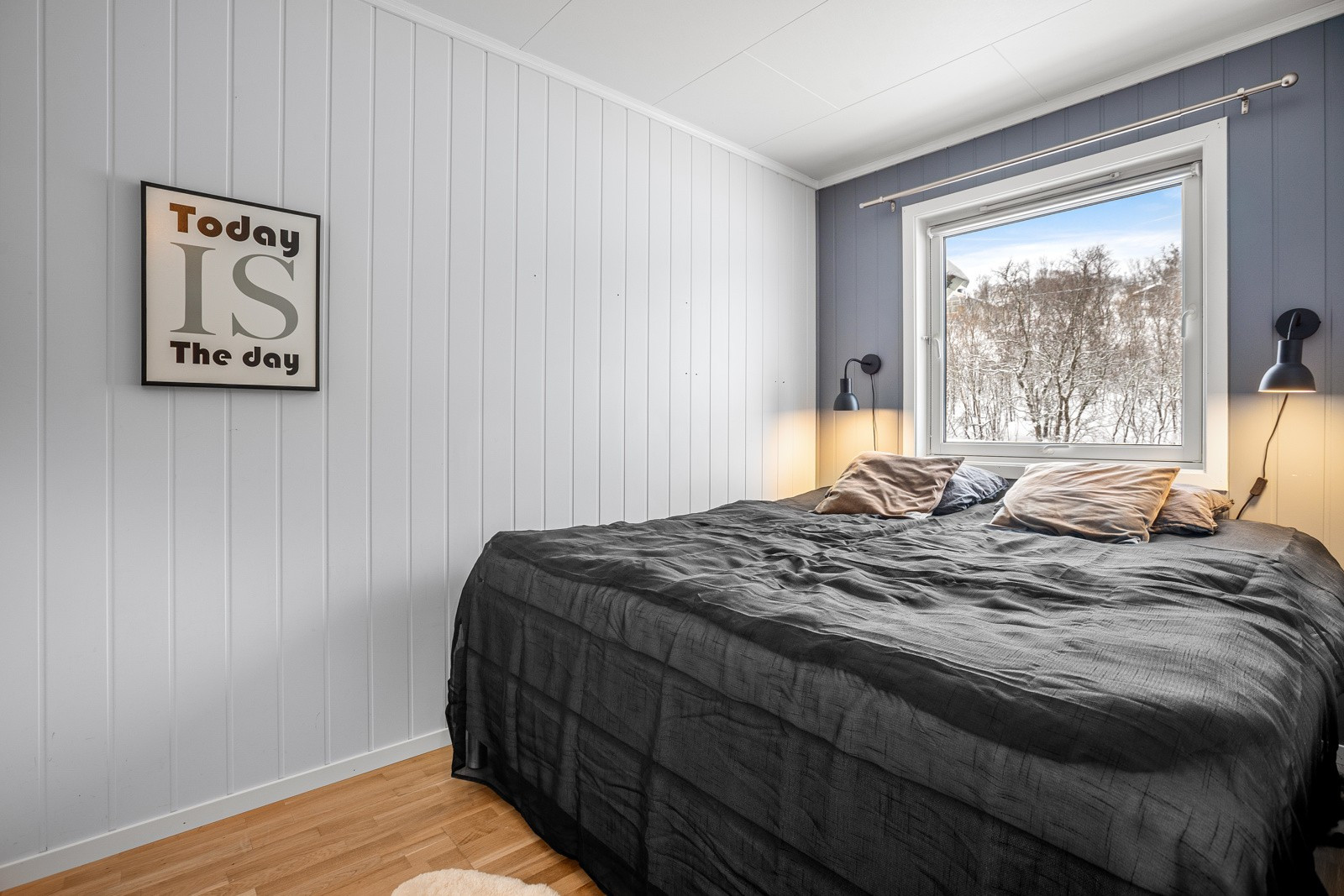Soverom i 1.etasje med plass til stor seng og tilhørende oppbevaringsmøbel