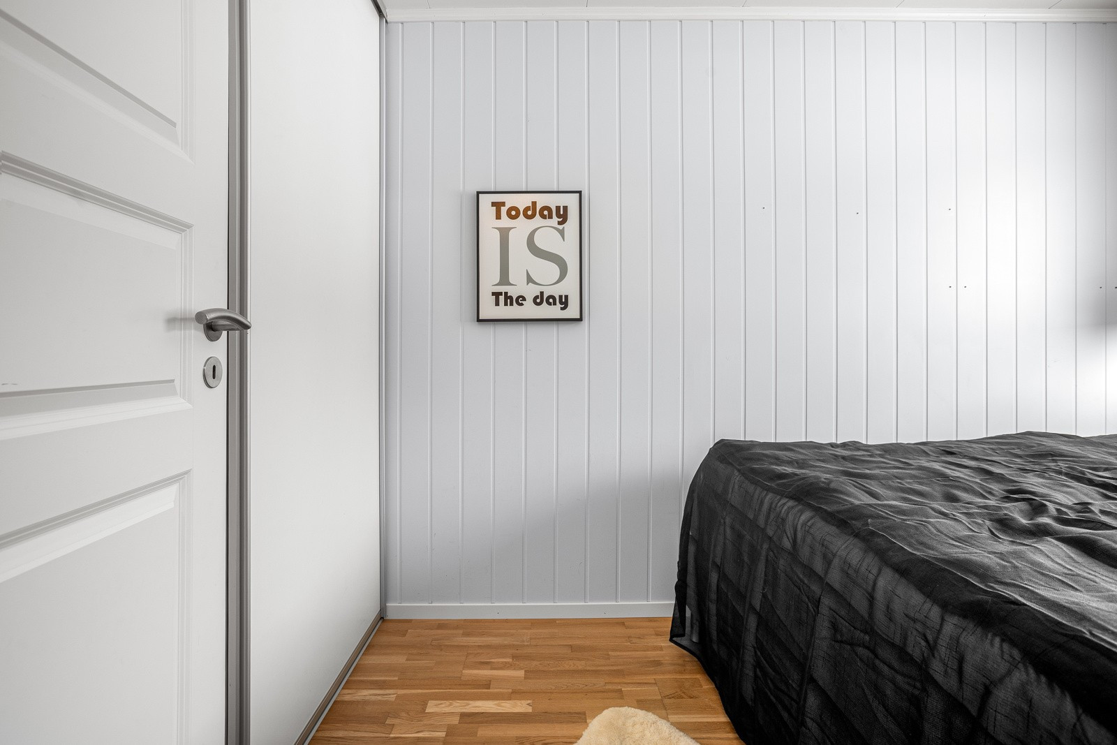 Praktisk skyvedørsgarderobe på soverom