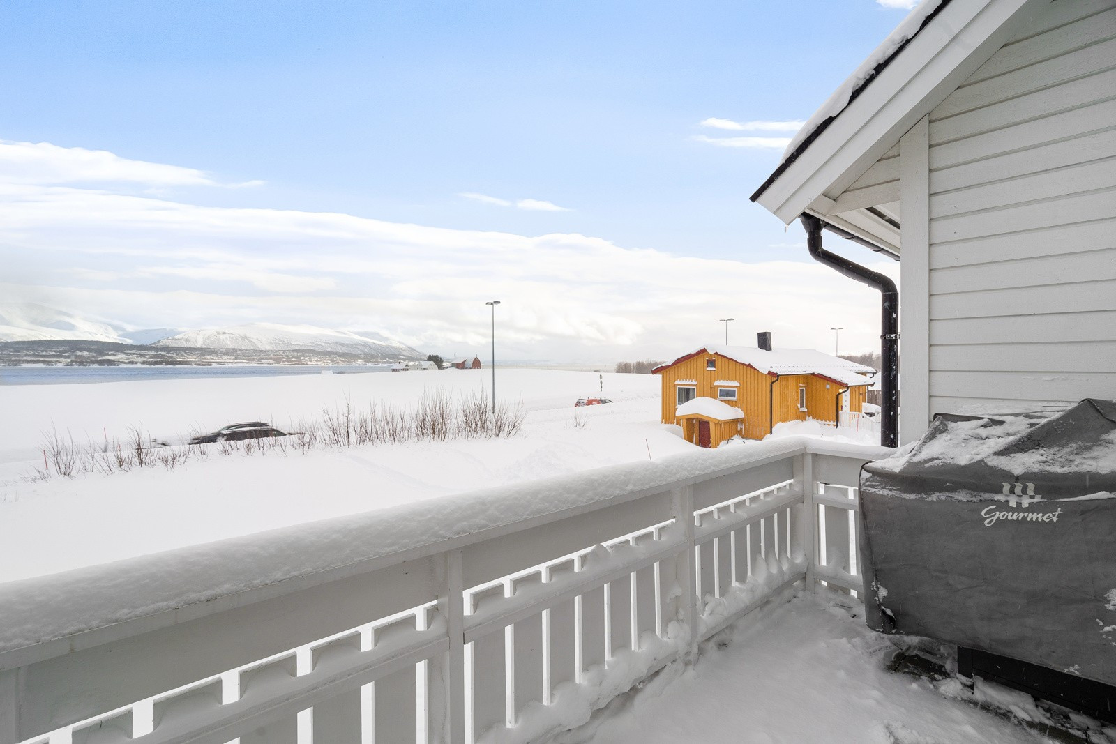 Fra verandaen er det flott utsikt mot Tromsøya!