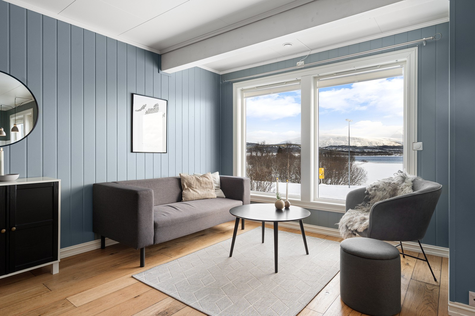 Stor stue med store vindusflater som gir rikelig naturlig lysinnslipp