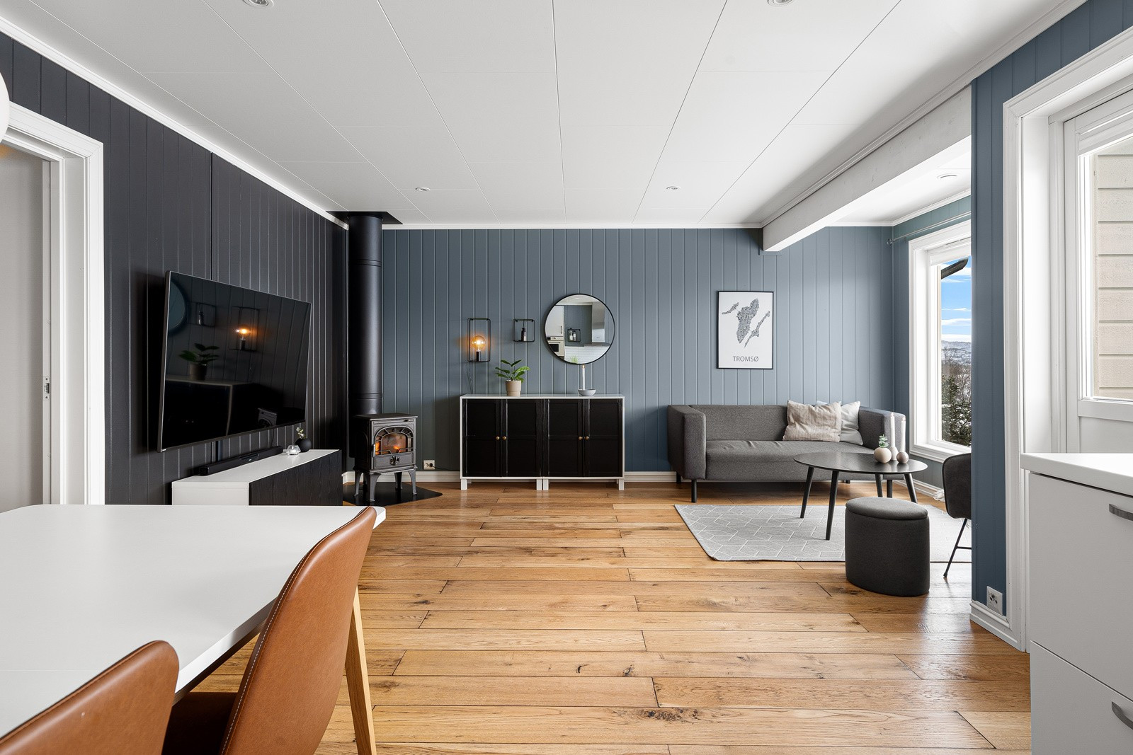 Stua er malt i lune og moderne farger
