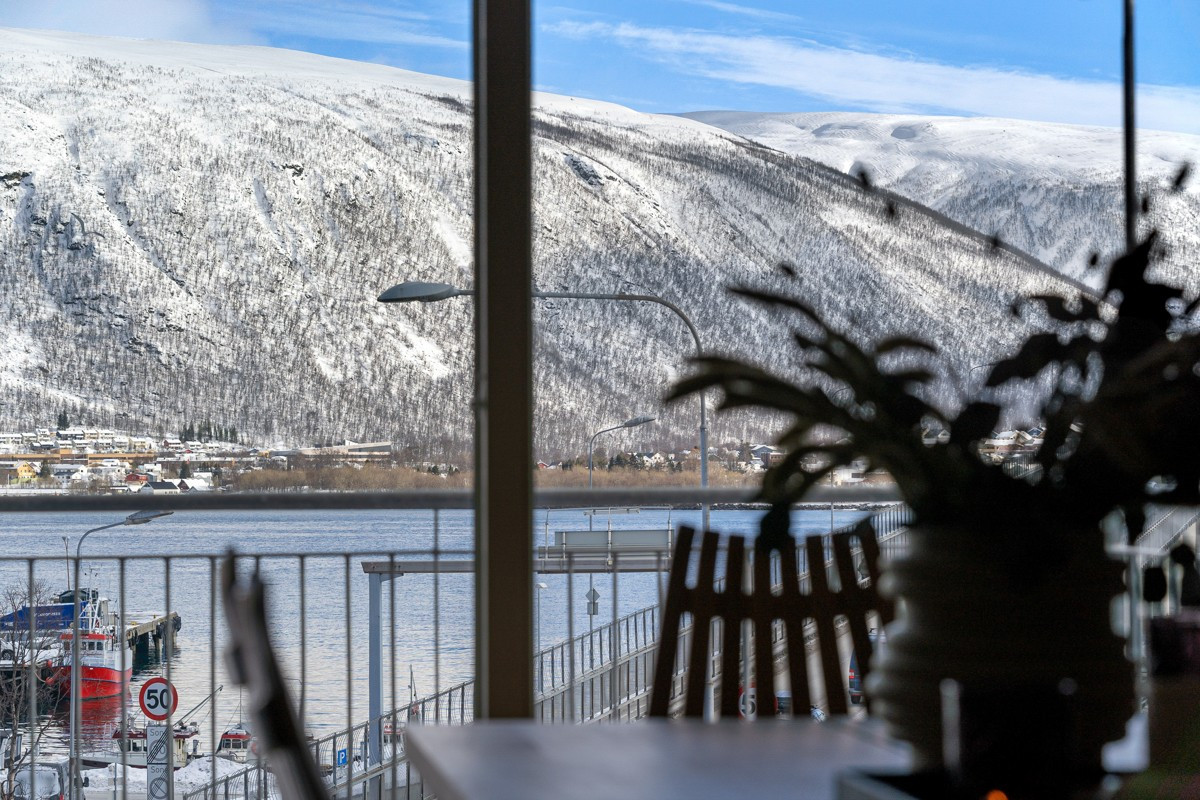 I nærheten har du busstopp med hyppige avganger til sentrum, UNN/UiT, Jekta, Tromsdalen m.m.