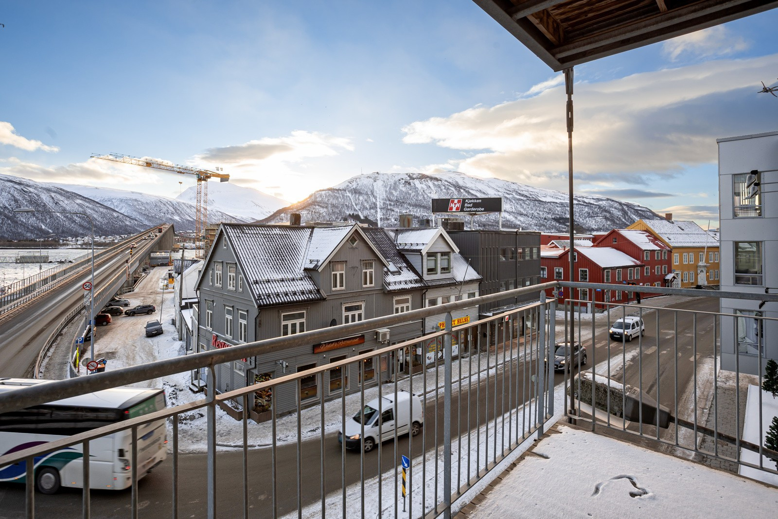 Stor overbygd veranda med plass til utemøbler.