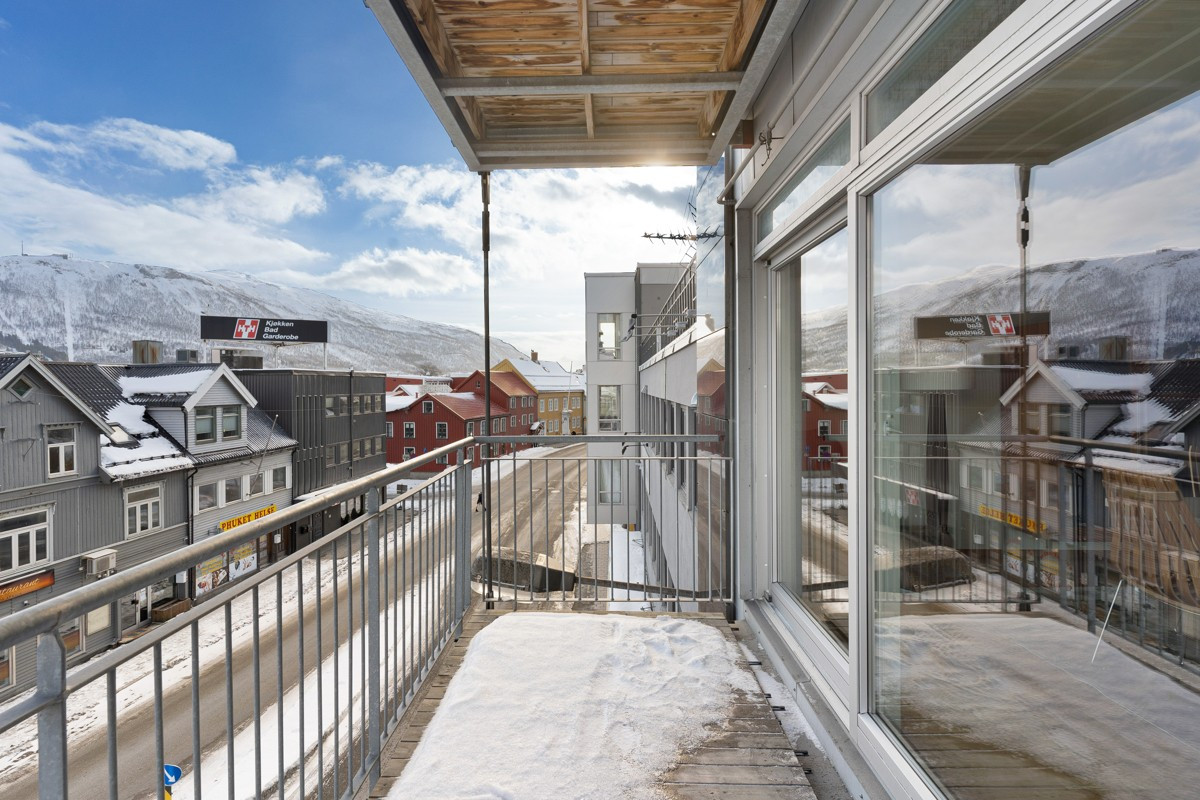 Leiligheten ligger kjempesentralt til - kun et steinkast unna Tromsø sentrum! I tillegg har du umiddelbar nærhet til søndagsåpen dagligvare.