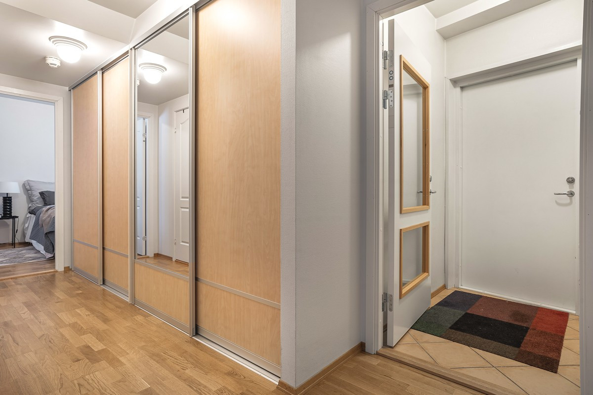 I gangen er det en praktisk skyvedørsgarderobe