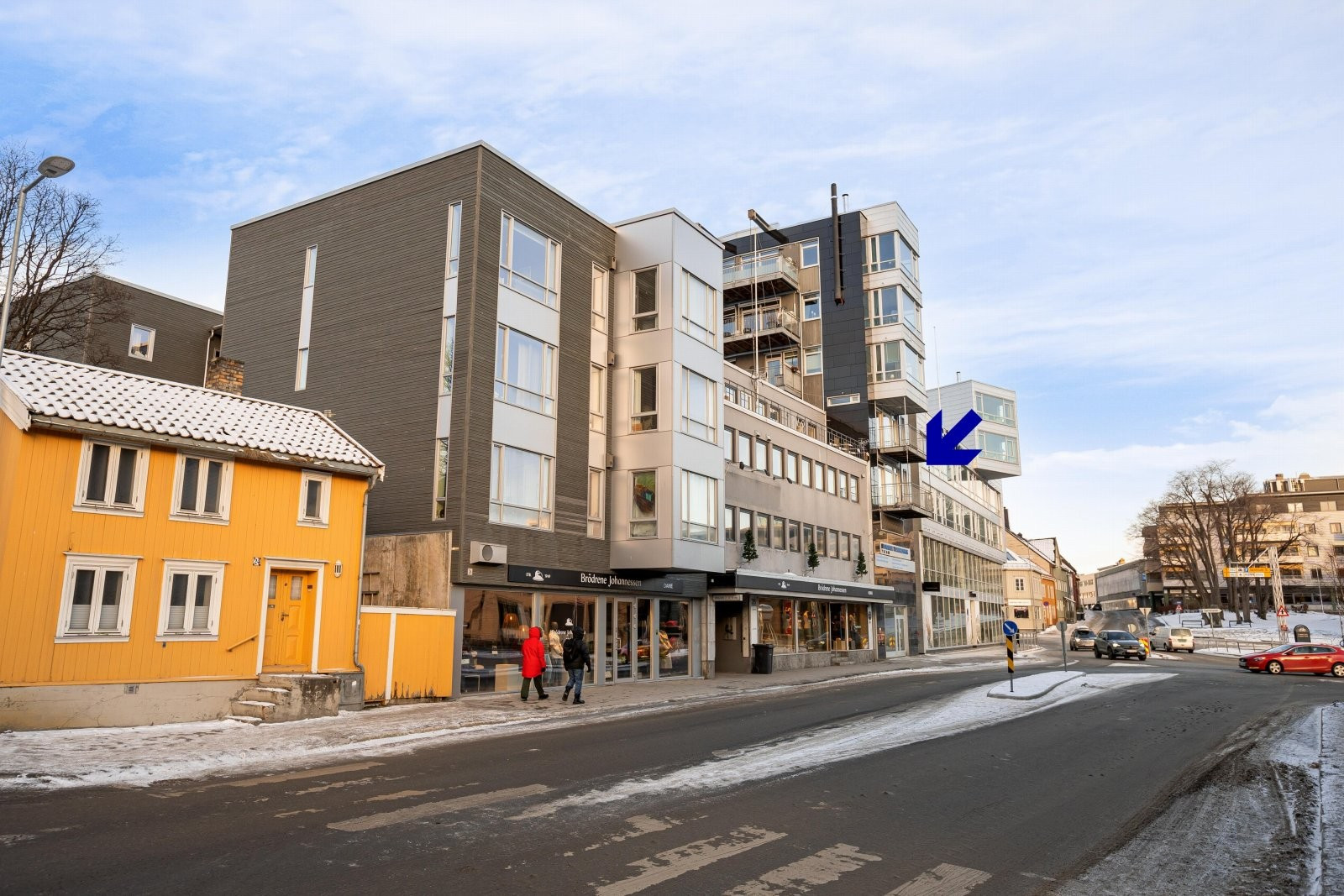 Leiligheten ligger svært sentralt til med gangavstand til alt av sentrums fasiliteter!