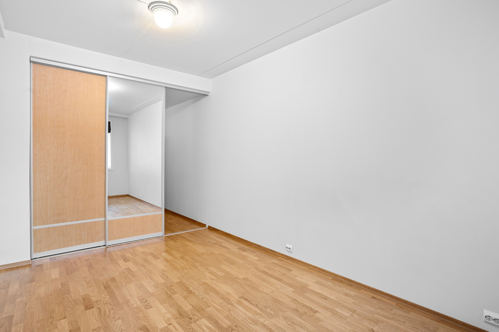 God plass til klesoppbevaring i skyvedørsgarderobe.