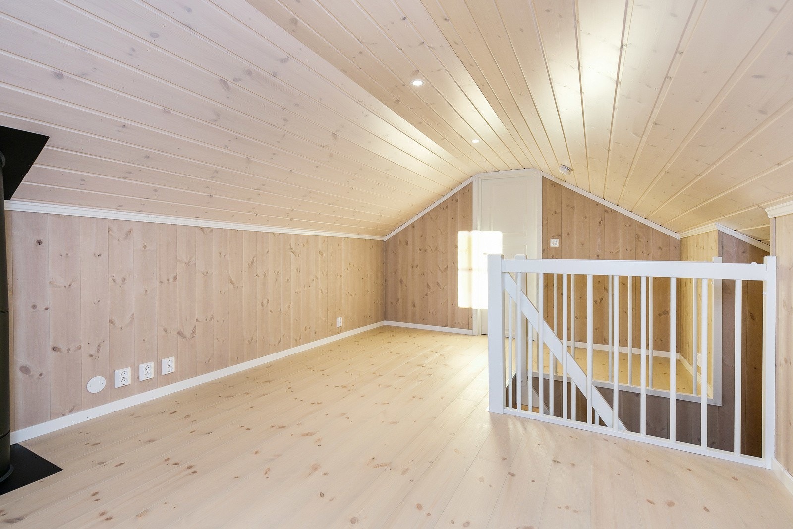 Hemsen har to rom, og det blir heltre på gulv samt downlights i tak. Galleribilde