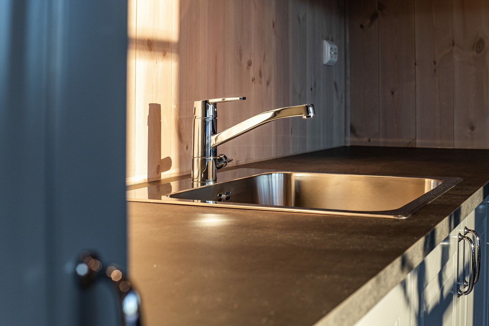 Kjøkkenet blir levert i en lekker gråfarge. Galleribilde