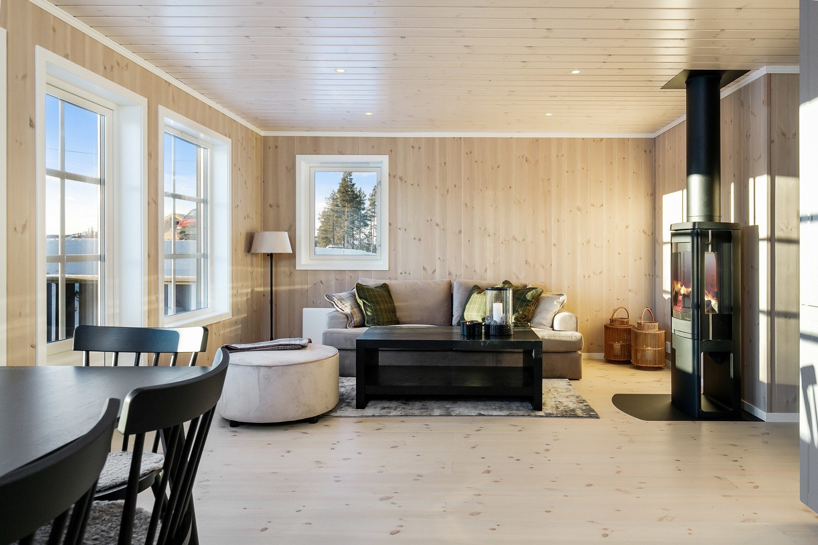 Hytta får en moderne løsning med stue og kjøkken. Galleribilde