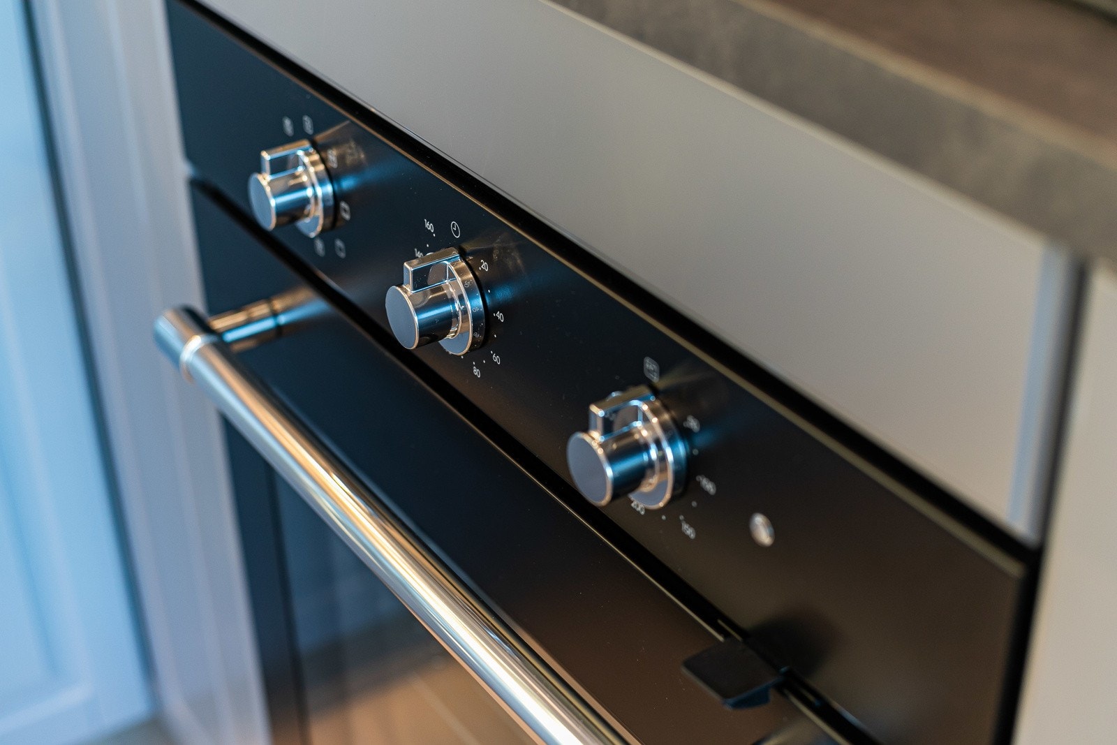 Kjøkkenet blir levert med integrerte hvitevarer. Galleribilde