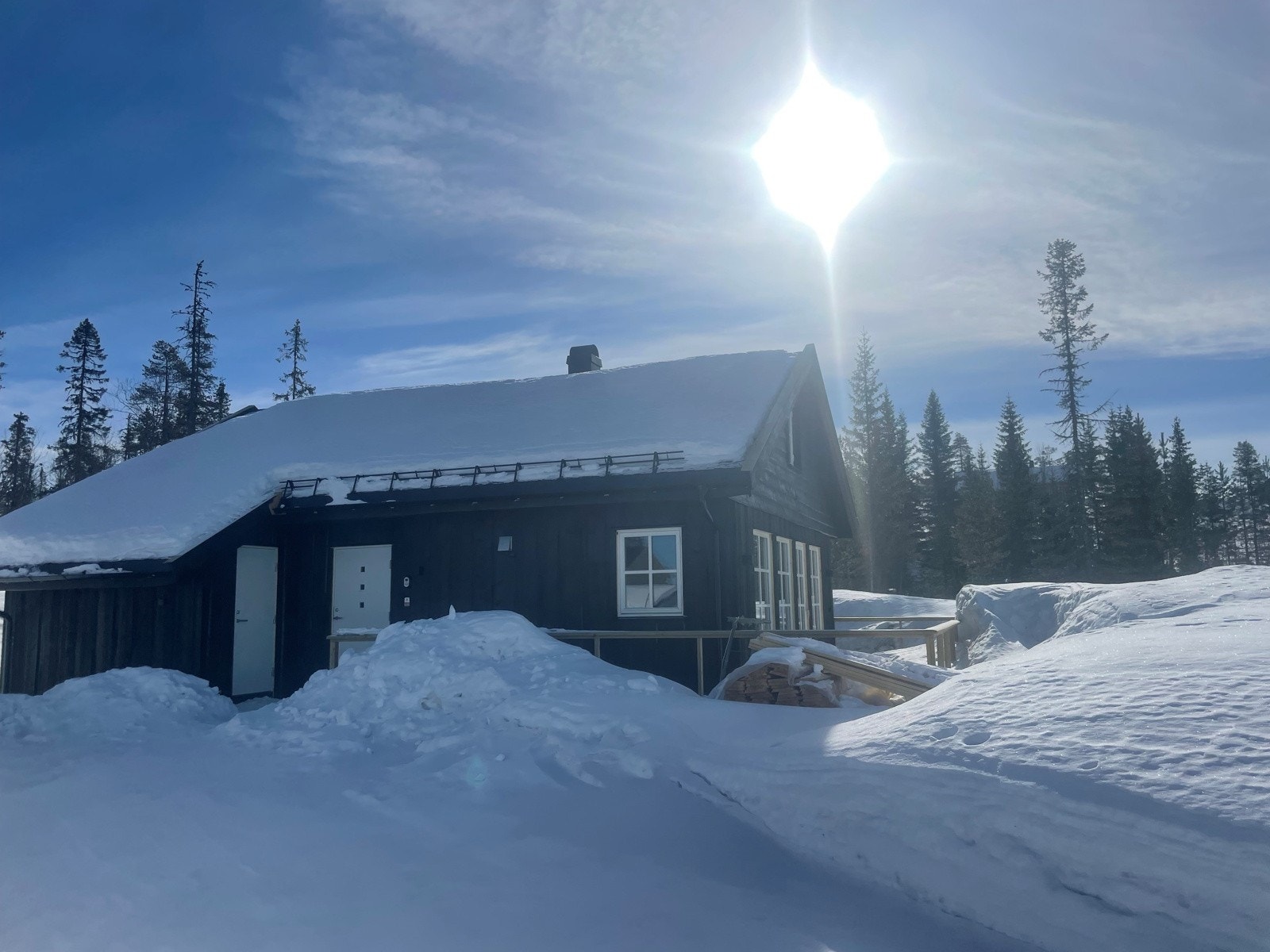 Rett utenfor hytta har en flott natur og fine skiløyper. Galleribilde