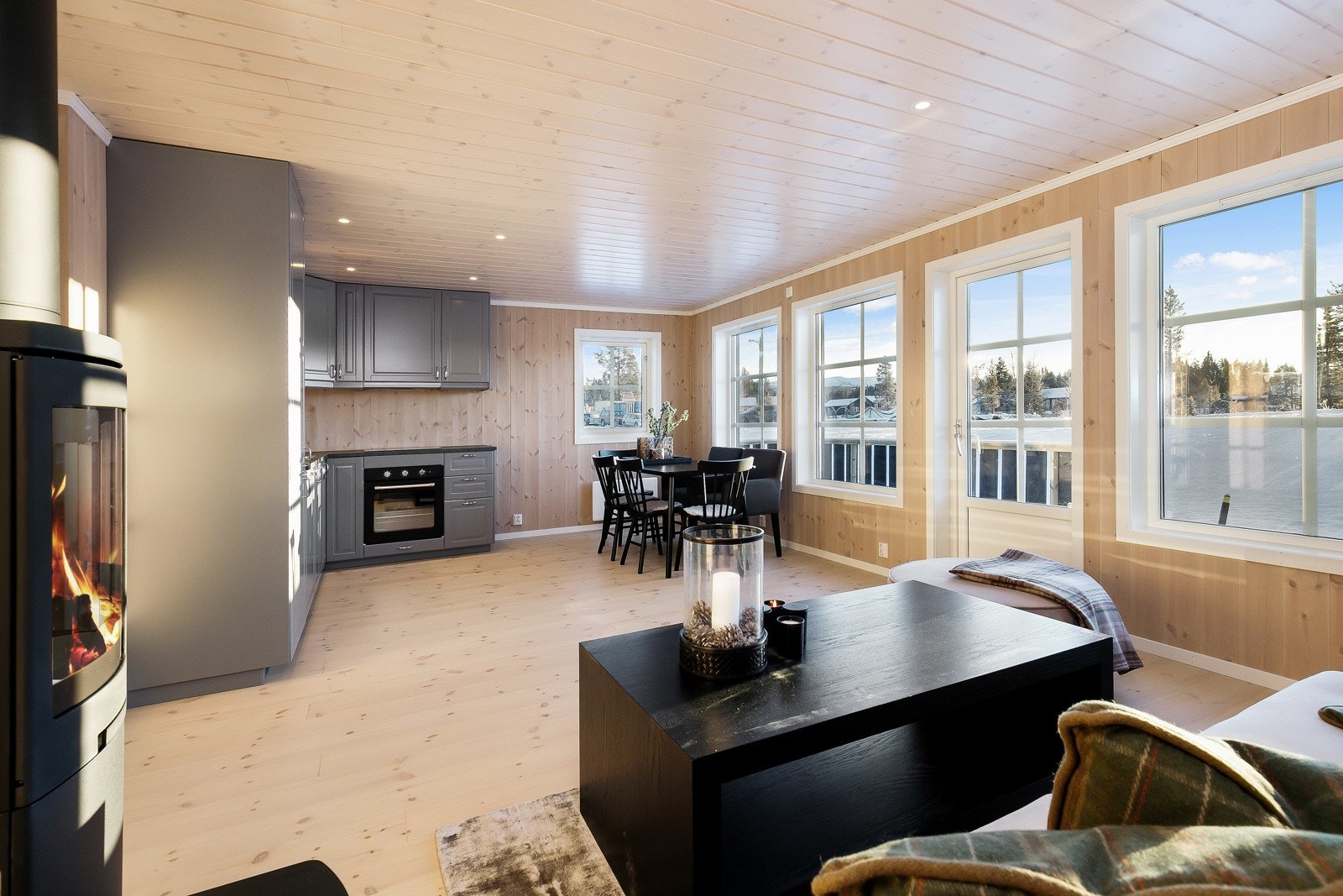 Det er god plass til spisebord mellom kjøkken og stue. Galleribilde