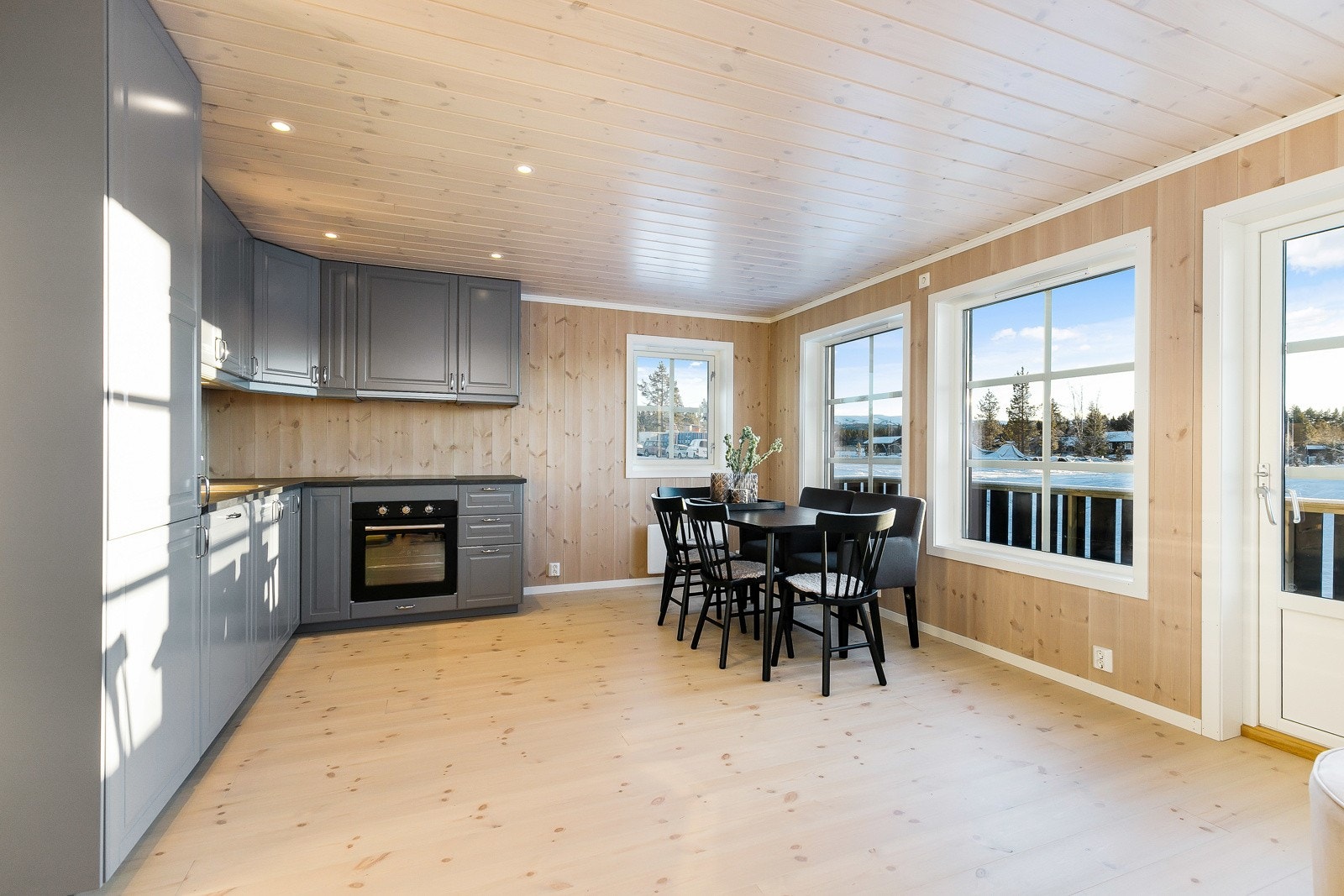 Kjøkkenmodellen er Lerhyttan i sort, og ikke grå som bilde viser. Bilde er kun ment som illustrasjon og avvik kan forekomme. Galleribilde