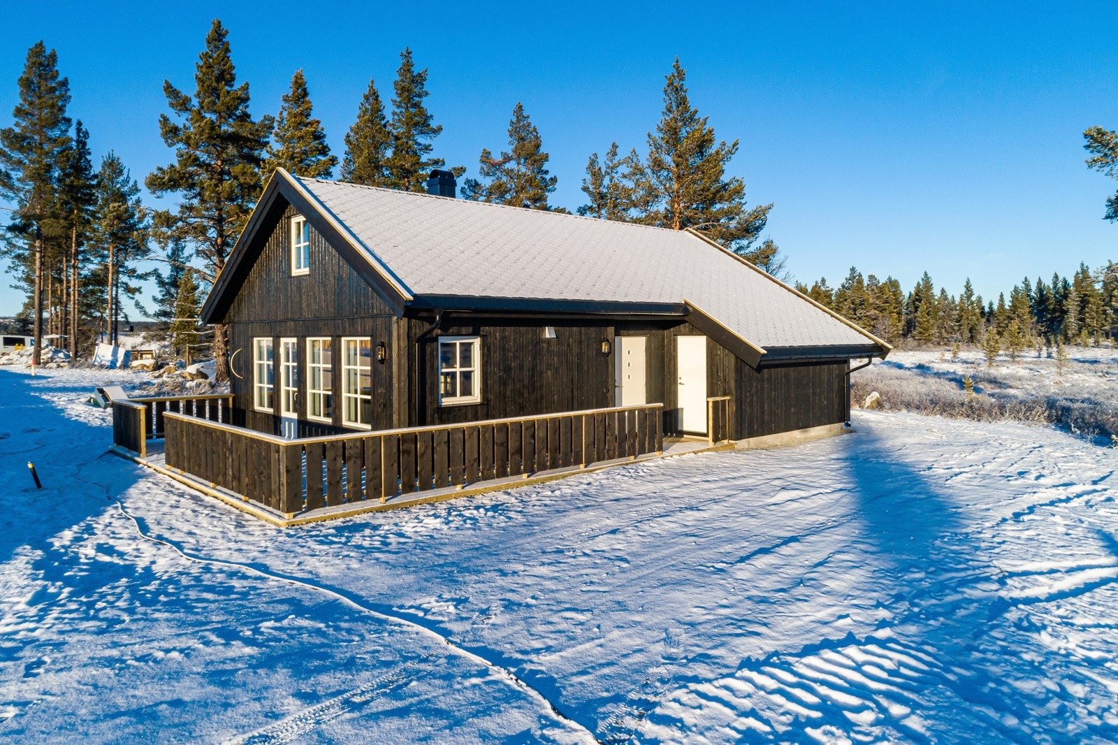 Det er parkering på egen gårdsplass. Bilde er kun ment som illustrasjon og avvik kan forekomme. Galleribilde