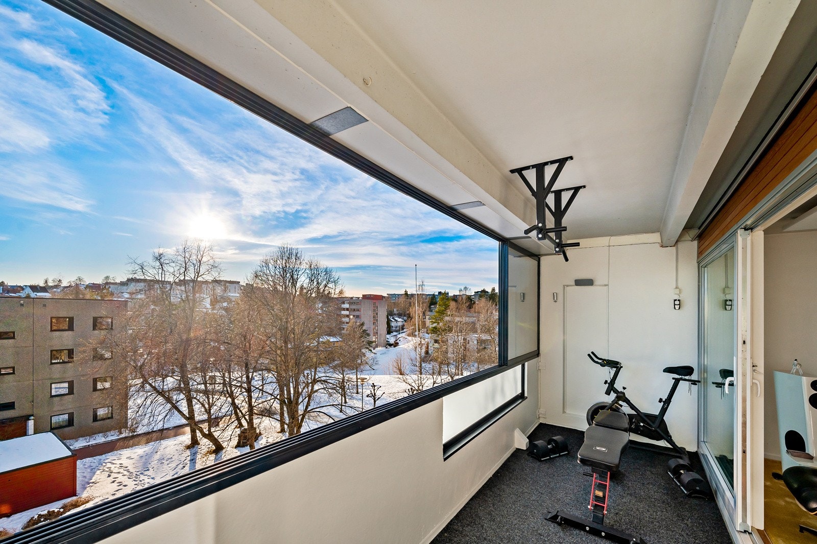 Balkongen er på 10 kvm og har god plass sittegruppe og grill. Ev. et utegym? Galleribilde