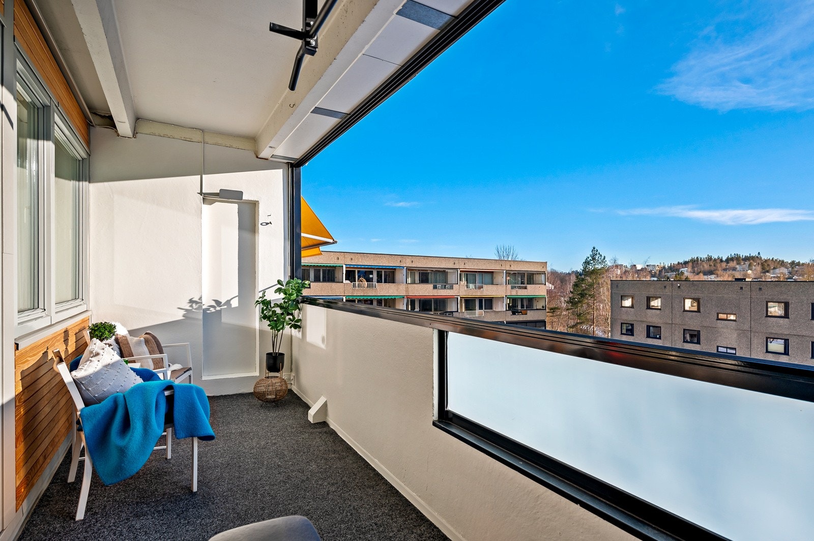 Lekker og moderne 4-roms leilighet med en attraktiv intern beliggenhet - skjermet, rolig og solrikt. Med innglasset sydvendt balkong får du en fin forlengelse av stuen, hvor du kan nyte solen fra formiddag til kveld. Galleribilde