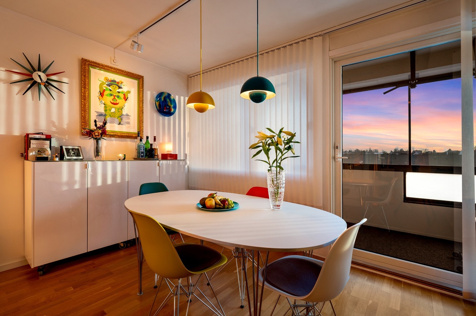 I tilknytning til kjøkkenet har du hyggelig plass for stort spisebord med tilhørende møblement. Galleribilde