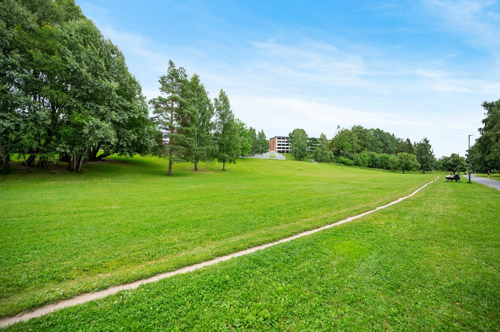 I nærhet vil du finne Mærradalen; fine turstier om sommeren og preparerte løyper om vinteren som fører opp til marka. Galleribilde