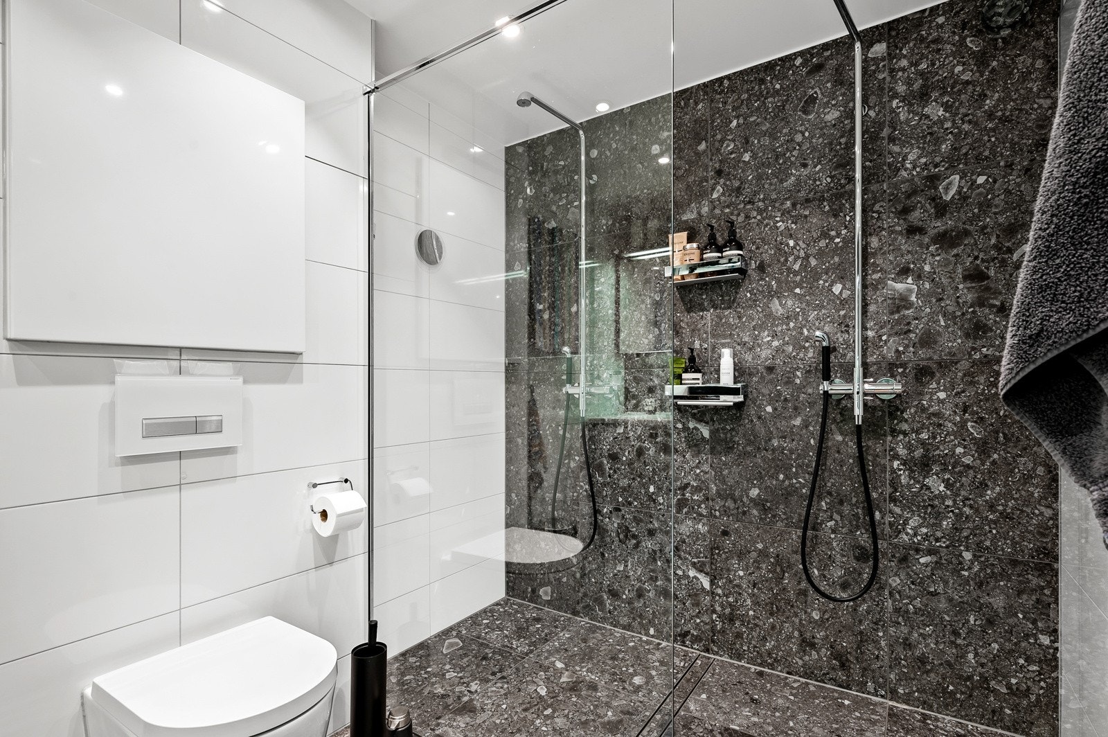 Eksklusivt bad fra 2016, hvor det er valgt moderne innredning og lekre fliser på gulv og vegger, samt gulvvarme og nedsenket himling med downlights. Galleribilde