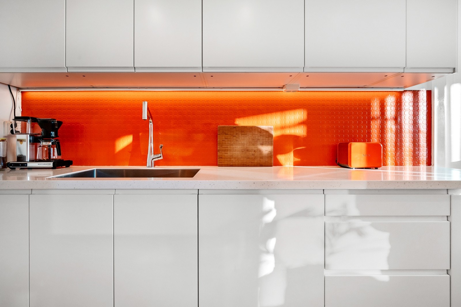 Moderne kjøkkeninnredning (fra 2009) med glatte fronter og lekker benkeplate av stein (fra 2016). Kran med vask er også oppgradert i 2016. Galleribilde