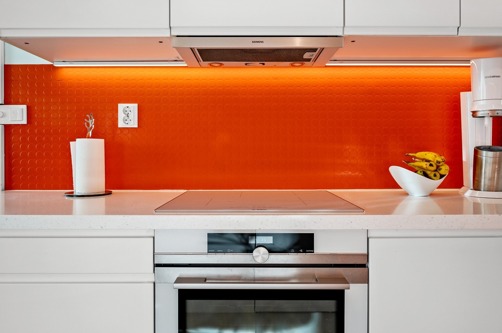 Integrert oppvaskmaskin og stekeovn, nedsenket induksjonstopp og frittstående kjøleskap med fryser. Galleribilde