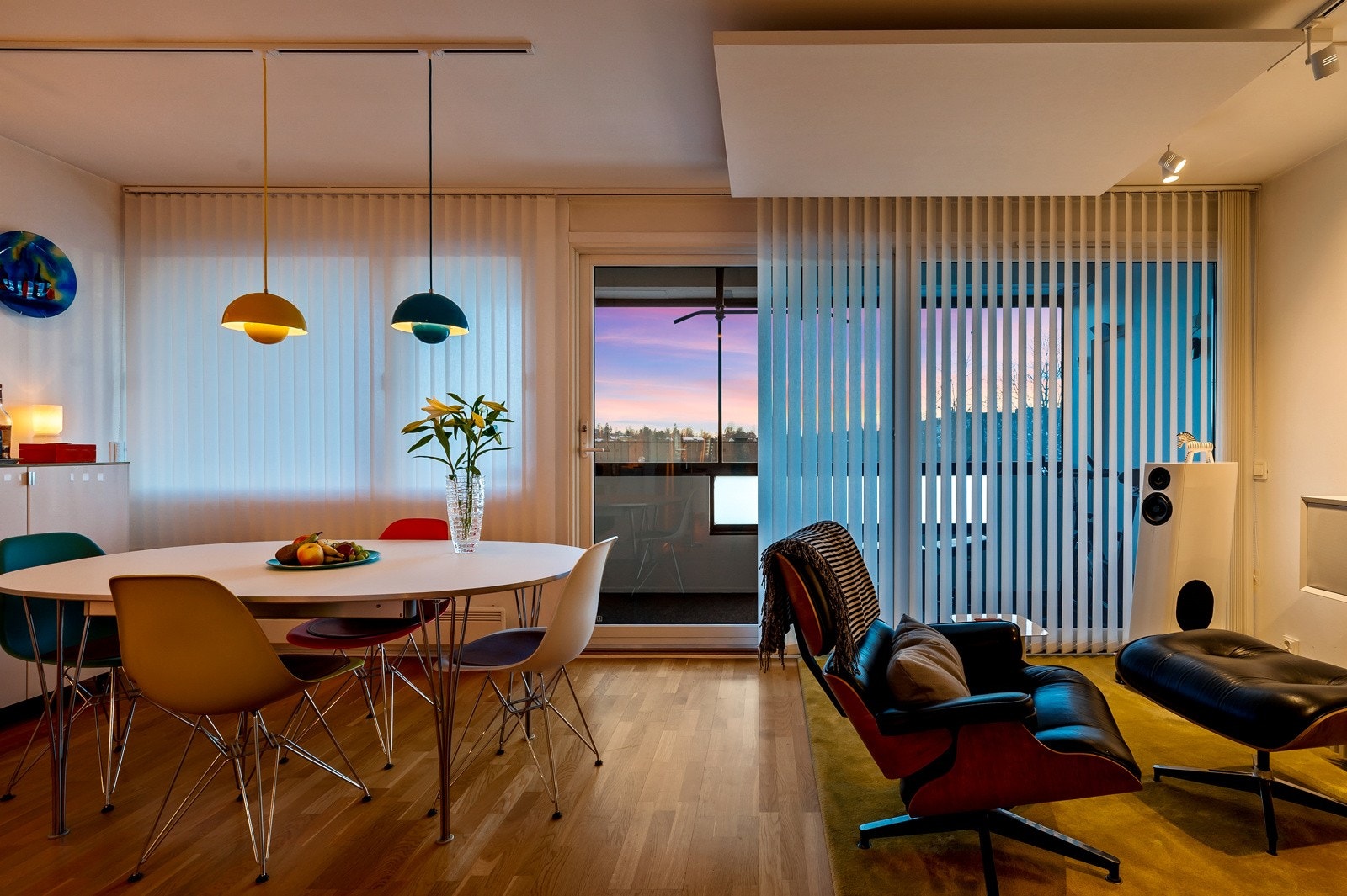 Stuen har en hel vegg med vinduer og terrassedør. Her får du masse lys inn! Galleribilde