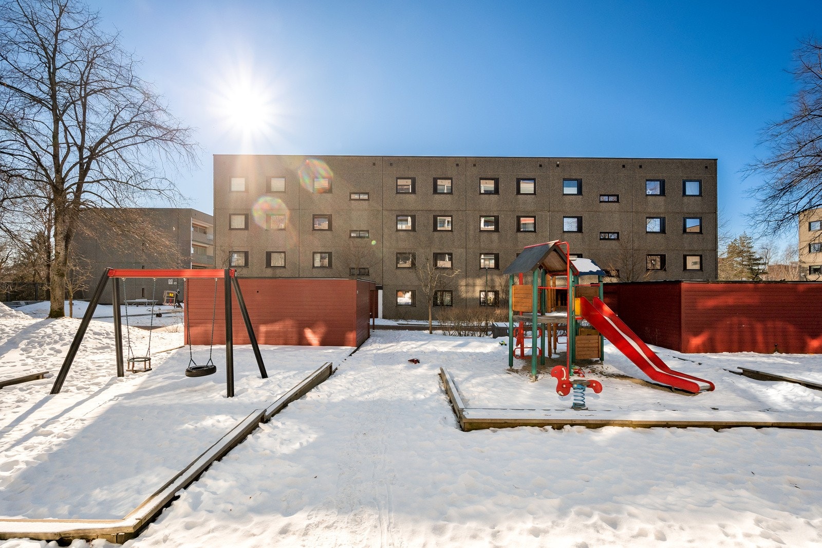 Her bor du barnevennlig til, hvor borettslaget har en stor tomt med flere lekeplasser, sittegrupper, grillplass m.m. Galleribilde