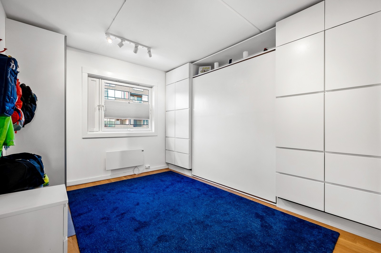 Man kan enkelt få mer plass på soverom 2 ved at sengen kan "vippes opp". Galleribilde