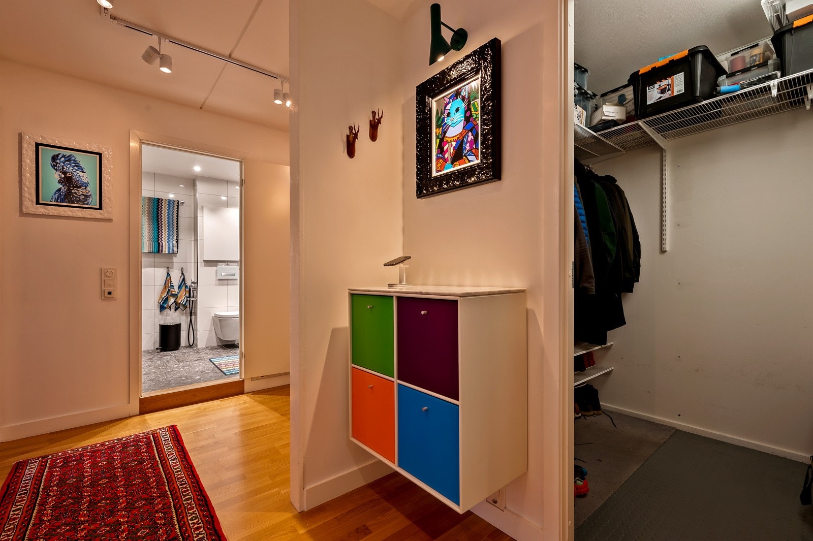 Innvendig og praktisk bod gir deg gode oppbevaringsmuligheter. Galleribilde