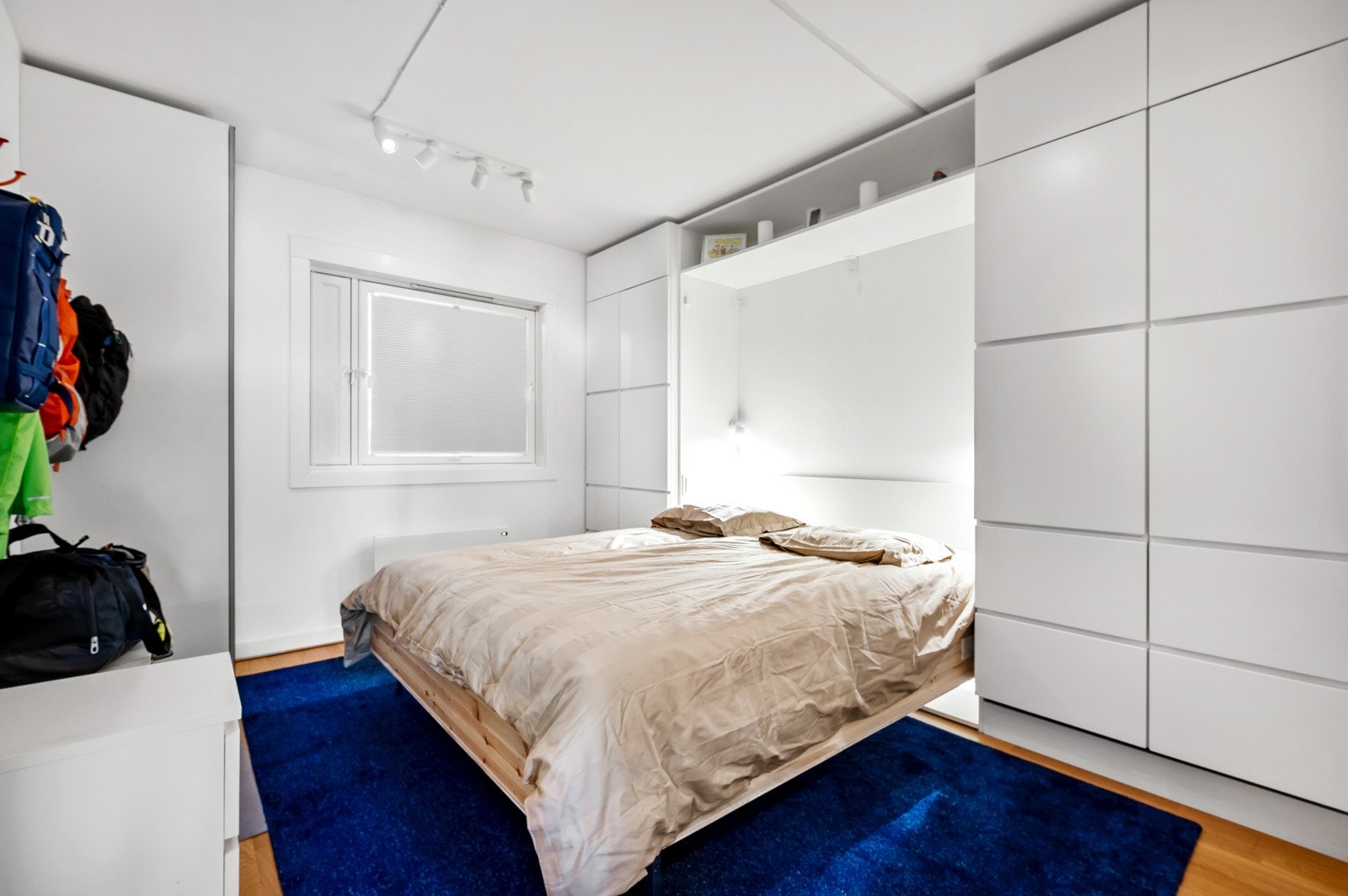 Soverom 2 har en praktisk løsning med seng og garderobeskap. Galleribilde