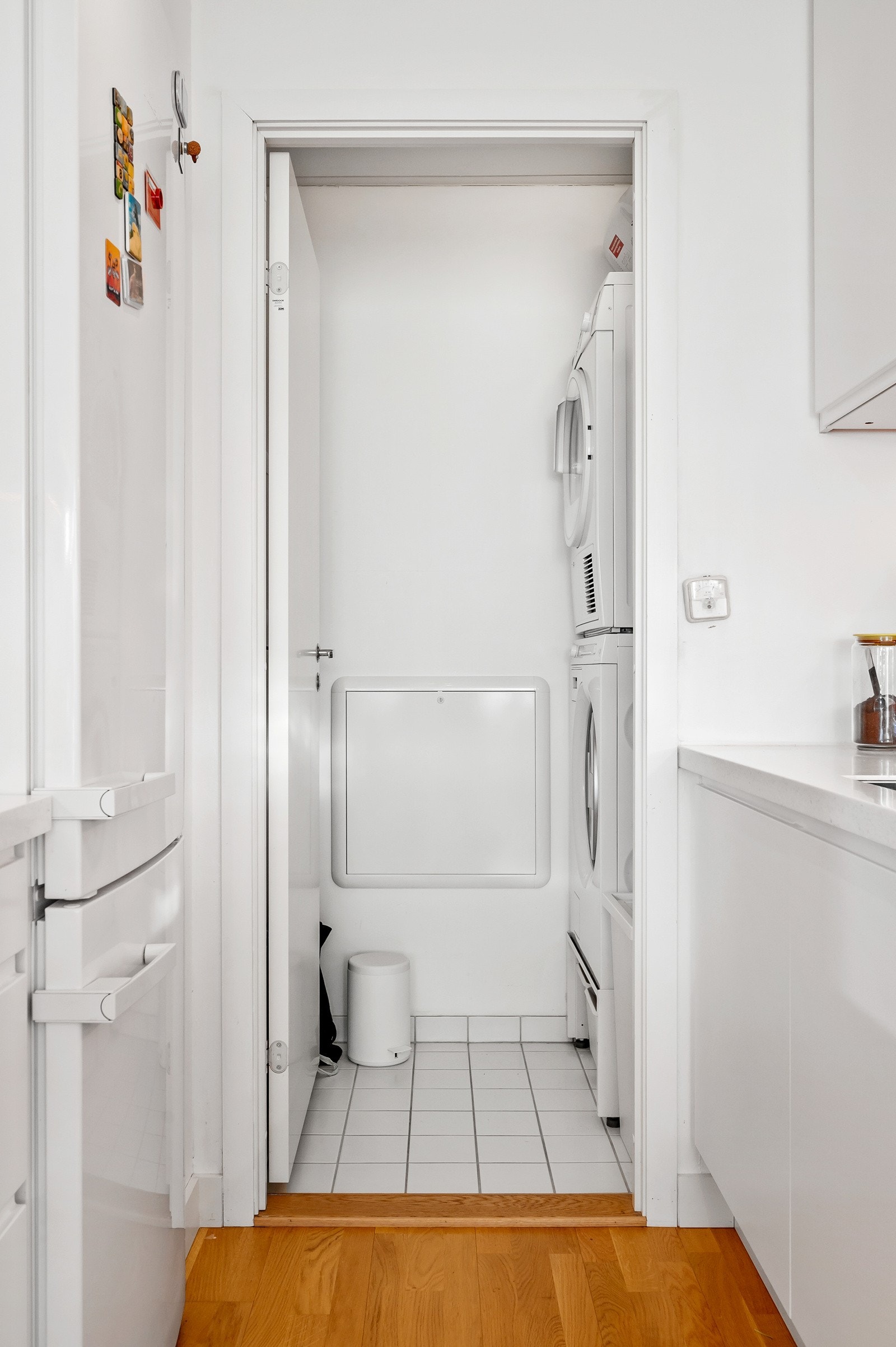 Fra kjøkken har du tilgang til et praktisk "vaskerom" med opplegg for vaskemaskin og plass til tørketrommel. Du har i tillegg mulighet for diverse oppbevaring. Galleribilde