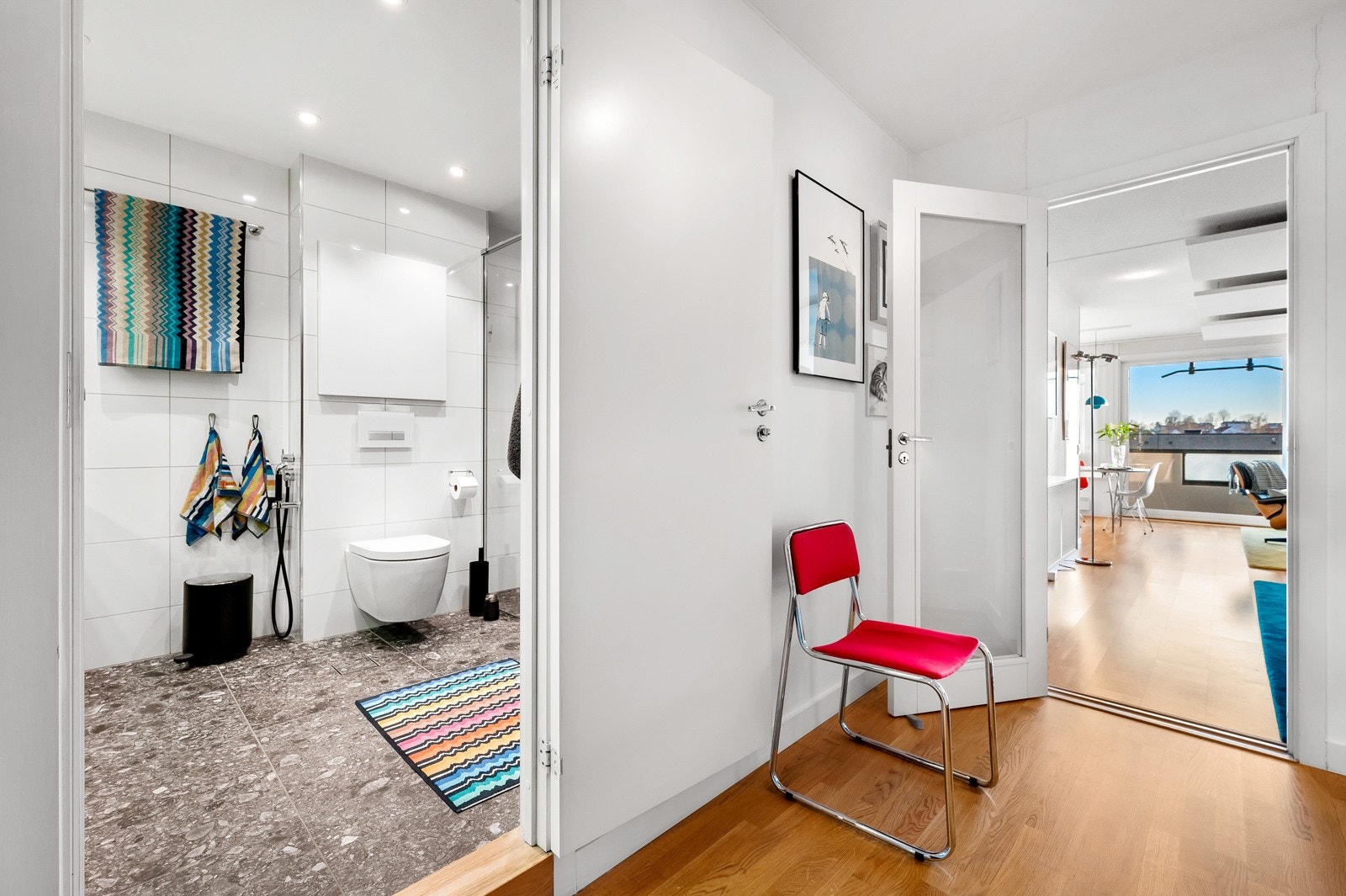 Leiligheten har en romslig hall som binder rommene sammen på en fin måte. Galleribilde