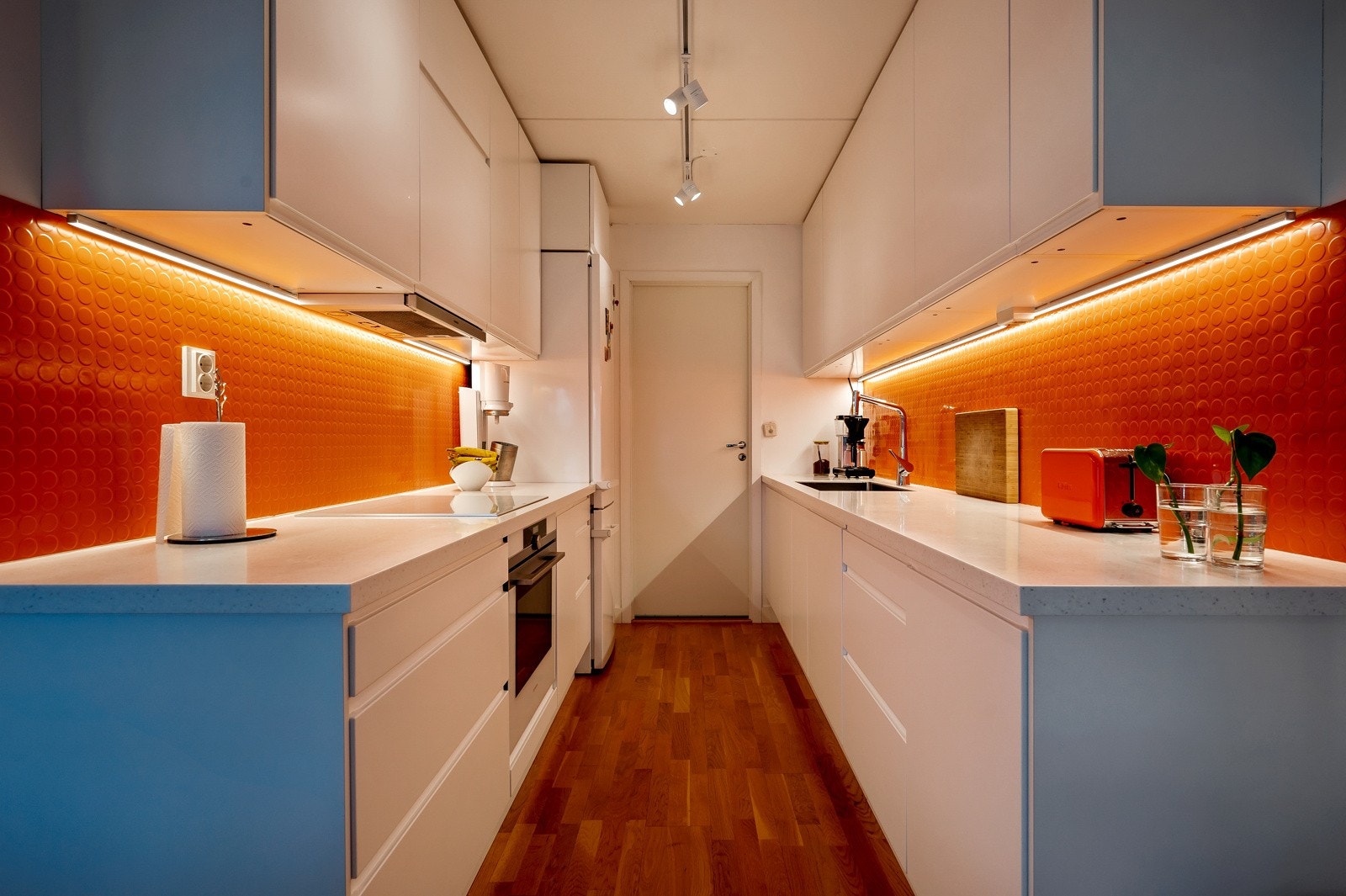 Kjøkkenet er i delvis åpen løsning mot stuen, samtidig som den er noe skjermet. Galleribilde