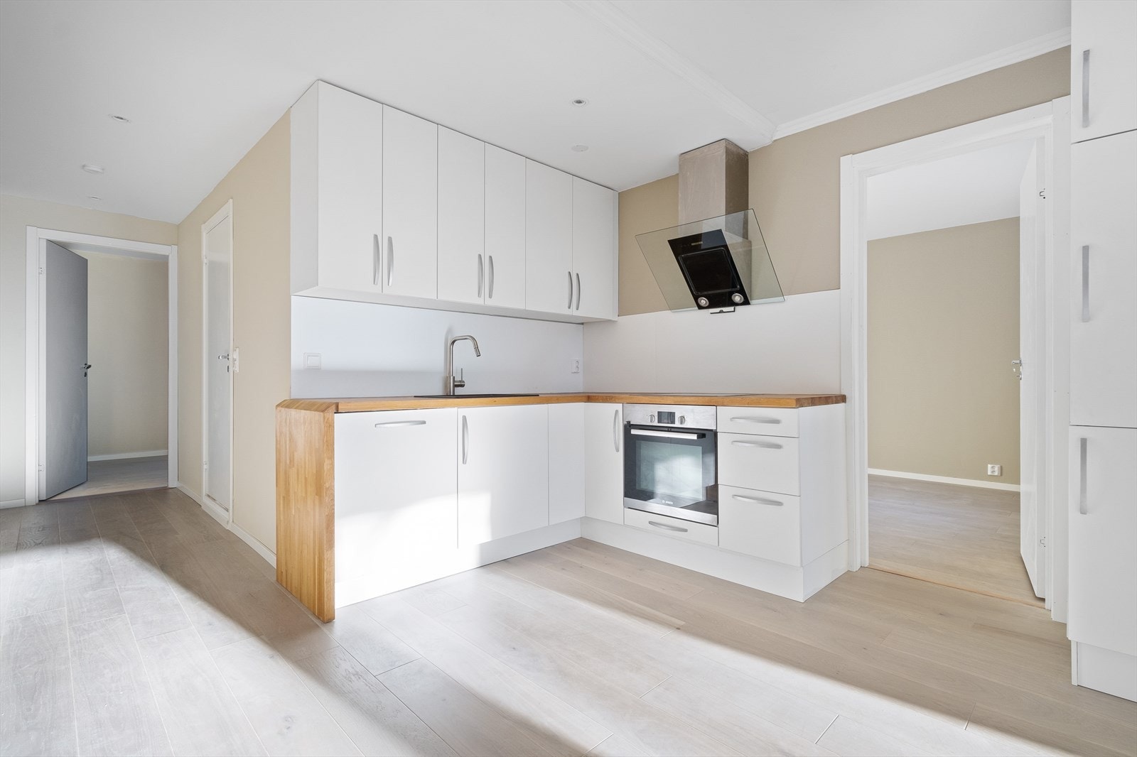 Kjøkkenet har integrerte hvitevarer Galleribilde