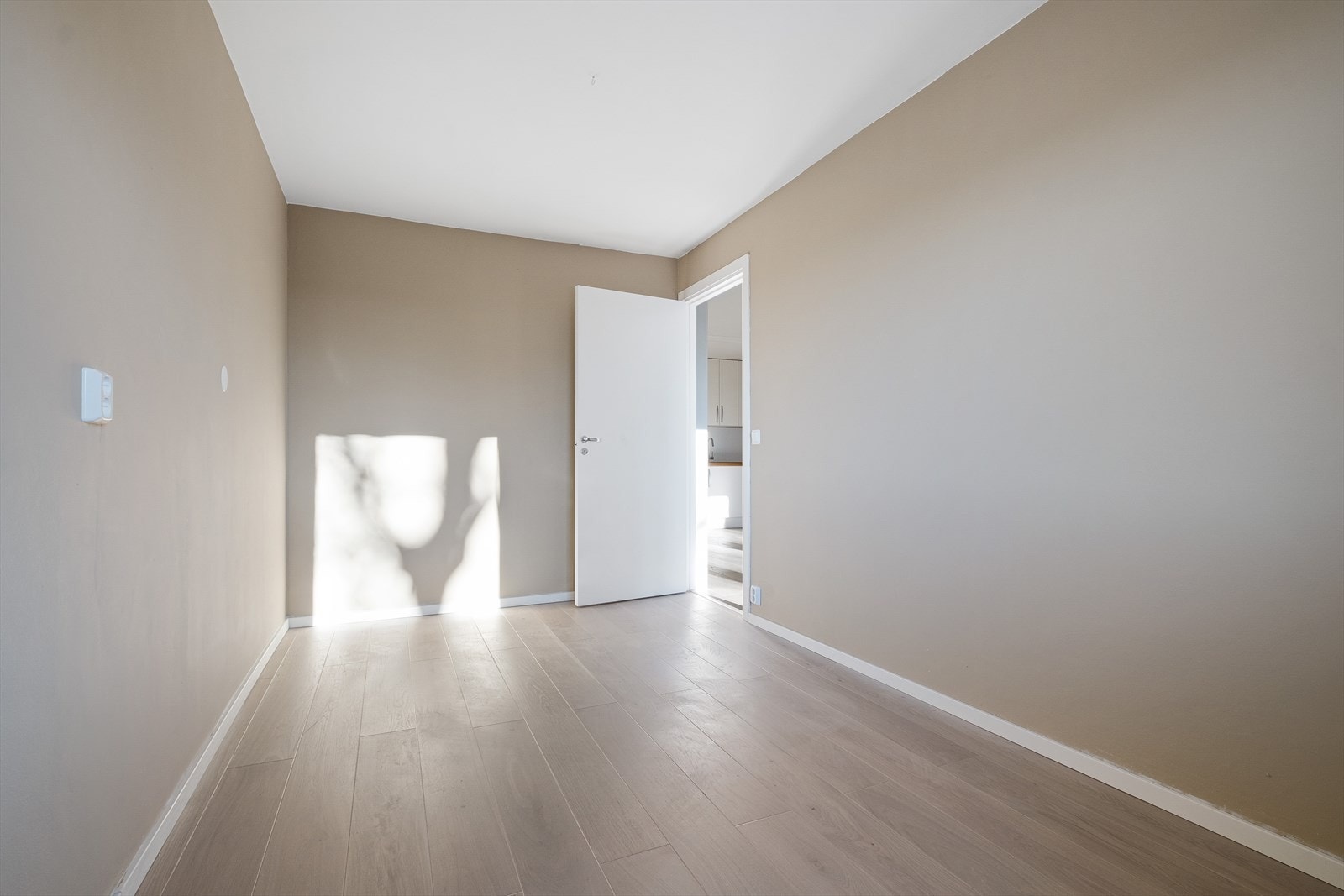 Stort hovedsoverom, vender mot rolig fellesområde Galleribilde